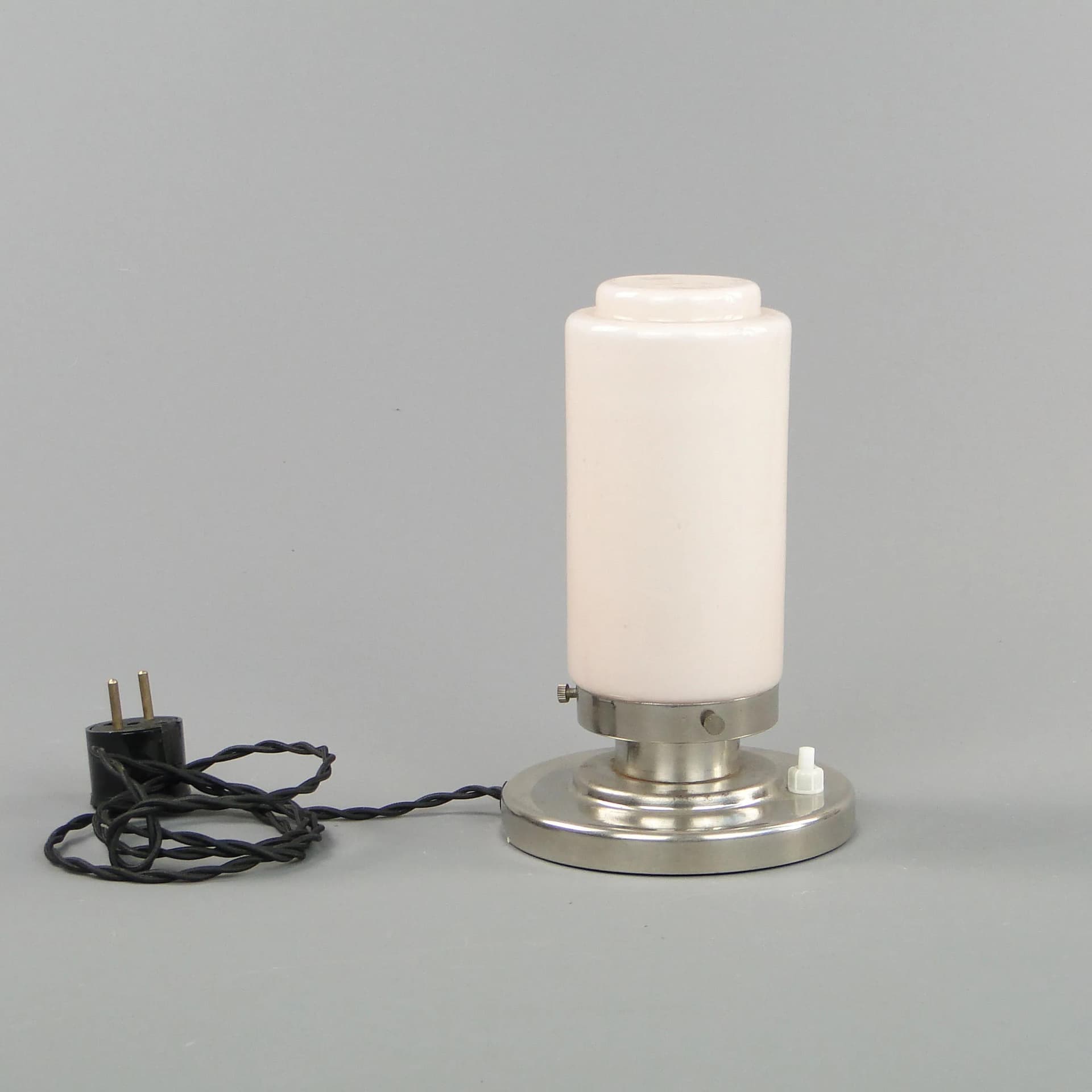 Lampa stołowa Art déco, szkło ivory white, mosiądz chromowany, Czechosłowacja, lata 20. - 10863