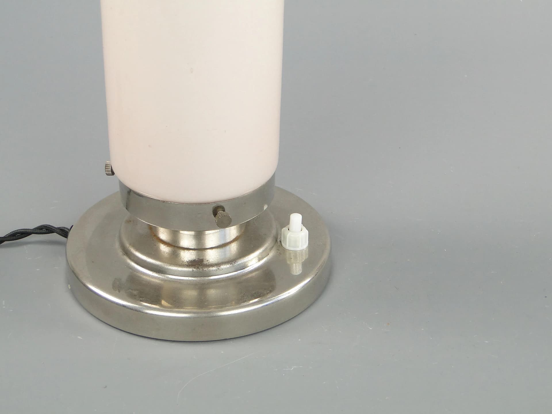 Lampa stołowa Art déco, szkło ivory white, mosiądz chromowany, Czechosłowacja, lata 20. - 10864