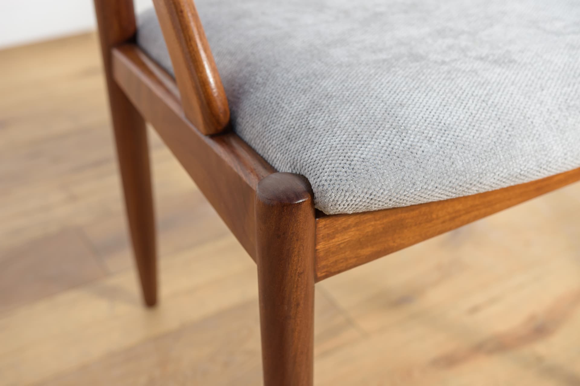 Komplet sześciu krzeseł Model 31, tkanina szara, teak, proj. K. Kristiansen, Dania, lata 60. - 166964