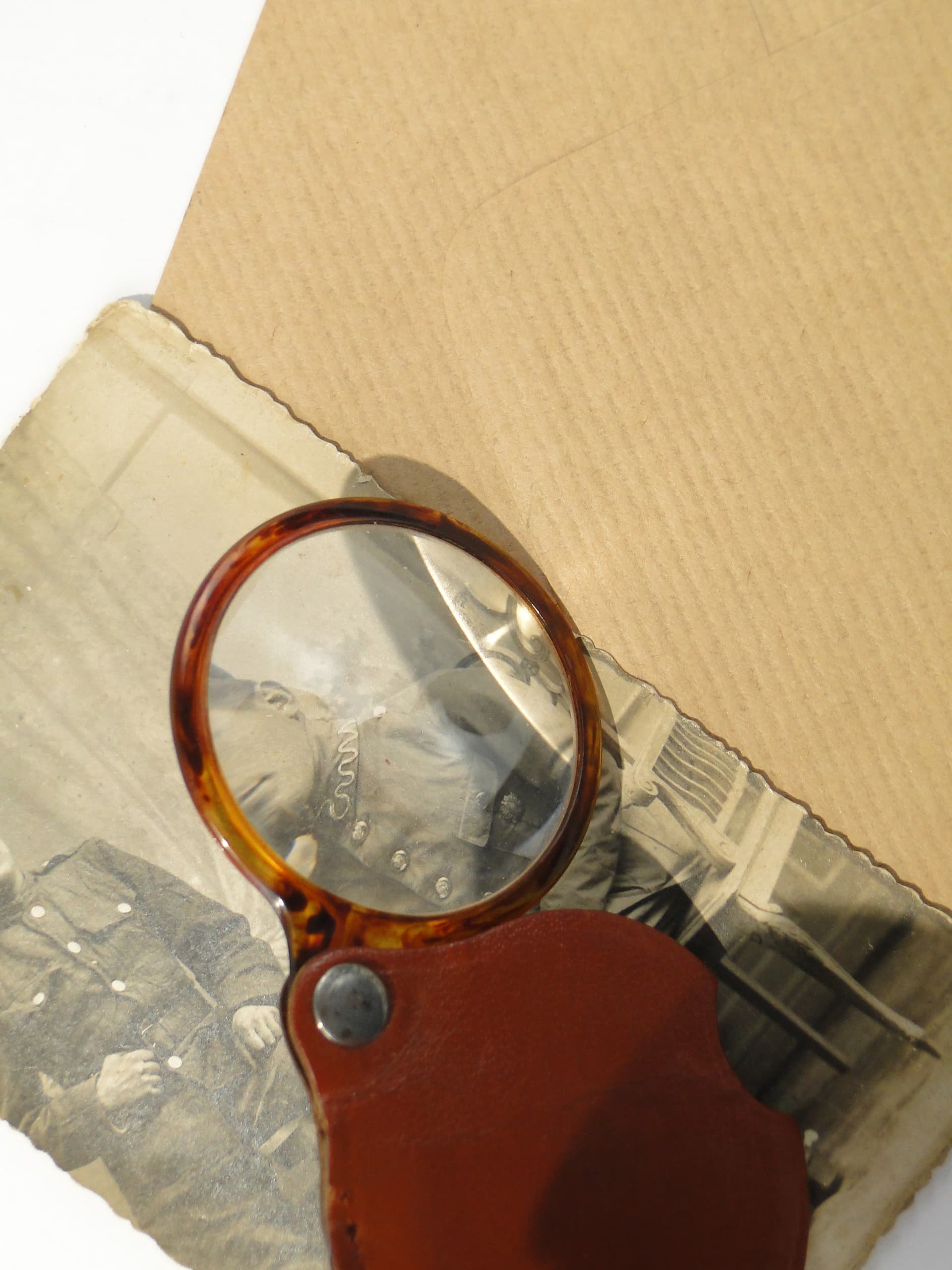 Szylkretowa lupa w skórzanym etui - 167021