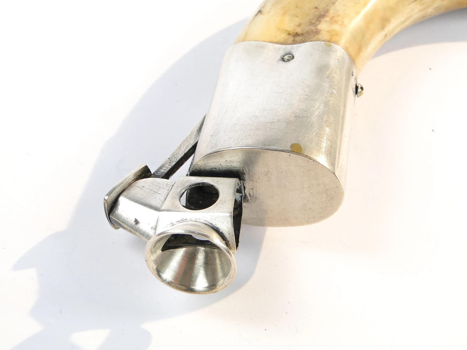 Myśliwska gilotyna do cygar z kła gudźca, mosiężno-srebrna, Europa Zachodnia, lata 50. - 10829