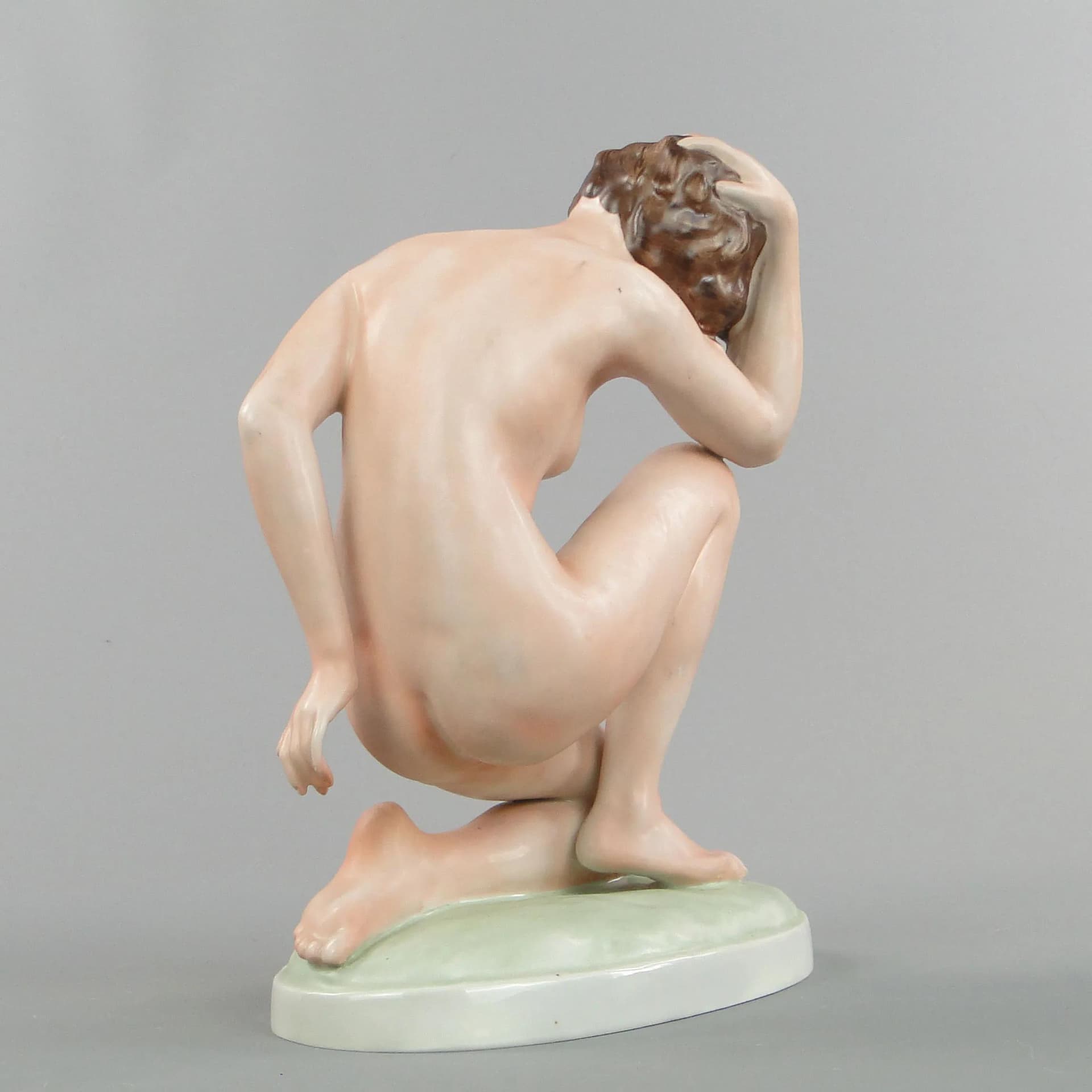 Figura Art déco, porcelana beżowa, proj. E. Storbach, Royal Dux Bohemia, Czechy, lata 30. - 10820