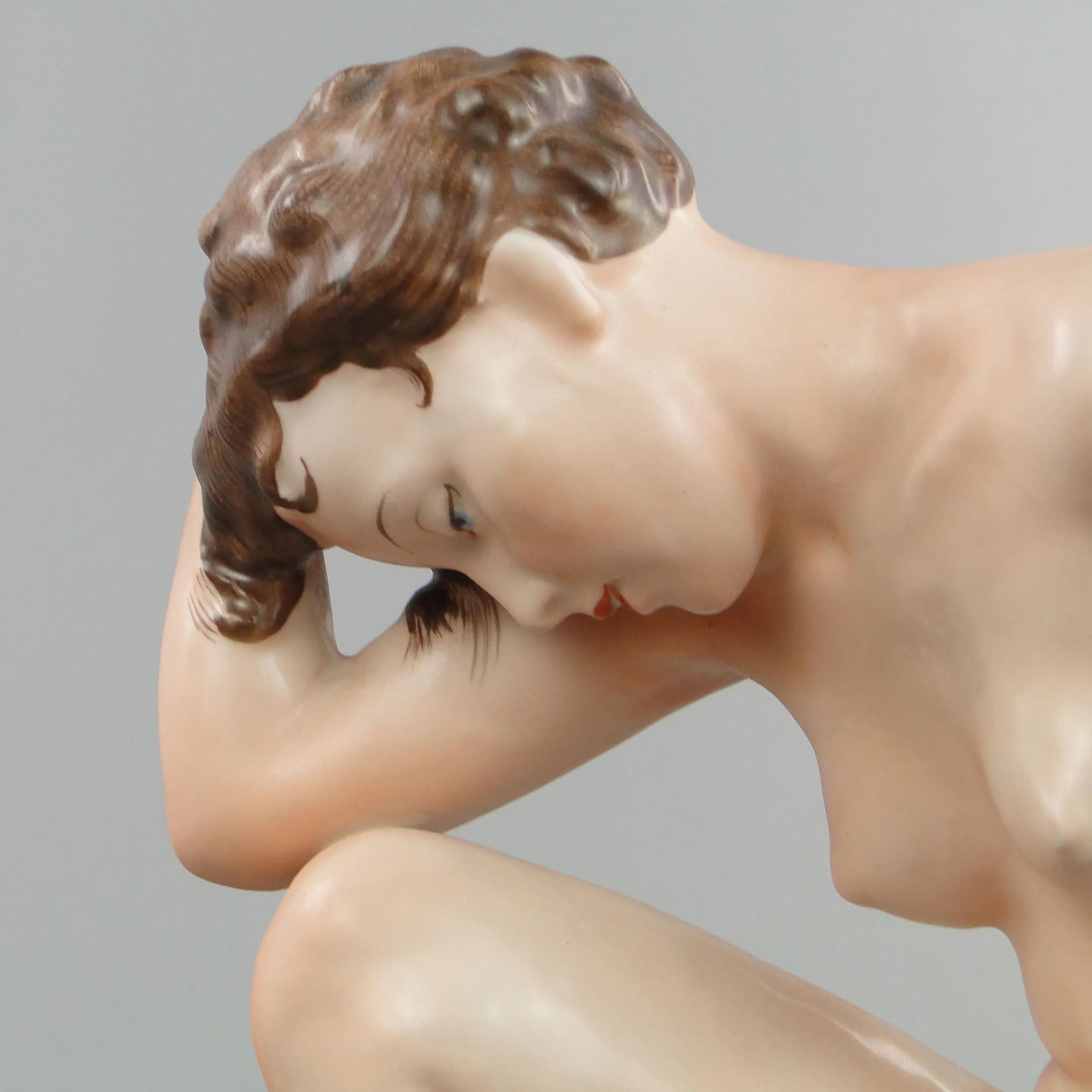 Figura Art déco, porcelana beżowa, proj. E. Storbach, Royal Dux Bohemia, Czechy, lata 30. - 10823