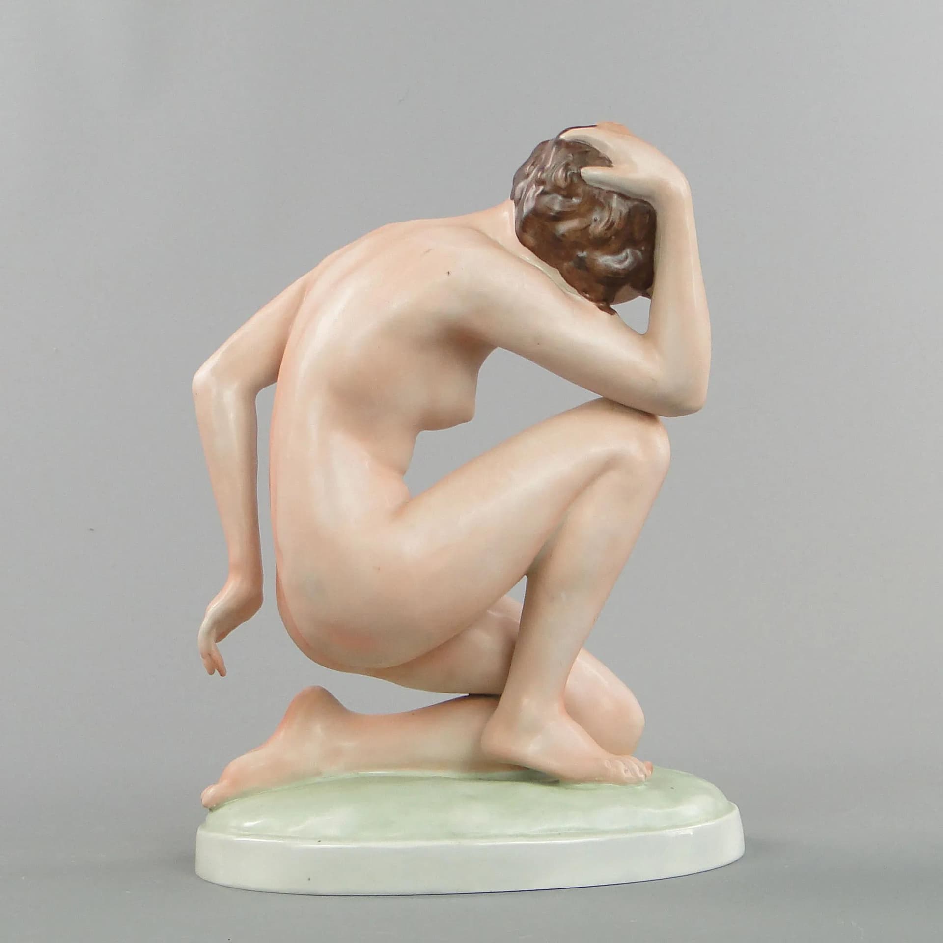 Figura Art déco, porcelana beżowa, proj. E. Storbach, Royal Dux Bohemia, Czechy, lata 30. - 10819