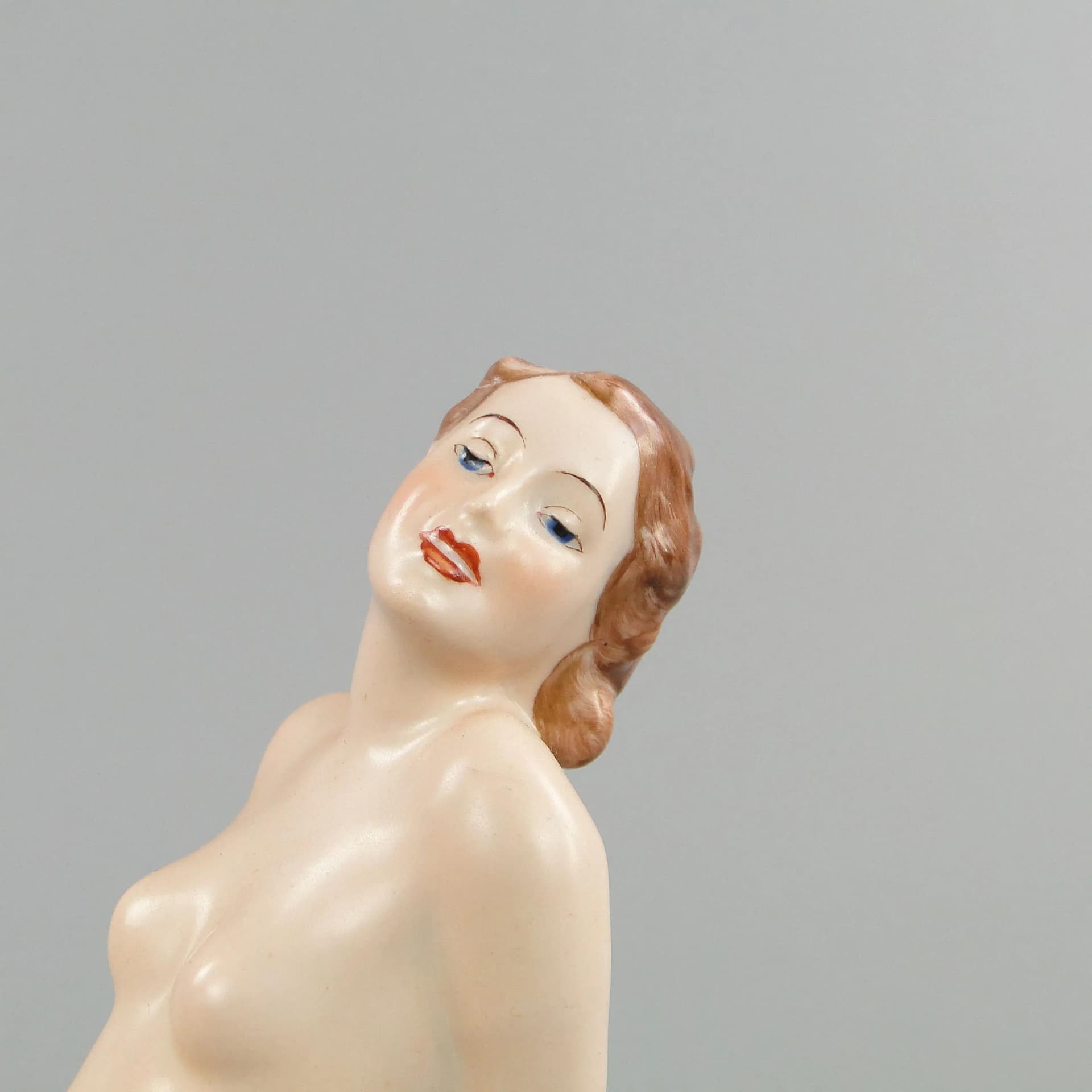 Figura kobieca Art déco, porcelana malowana, proj. E. Storbach, Royal Dux Bohemia, Czechy, lata 40. - 10808