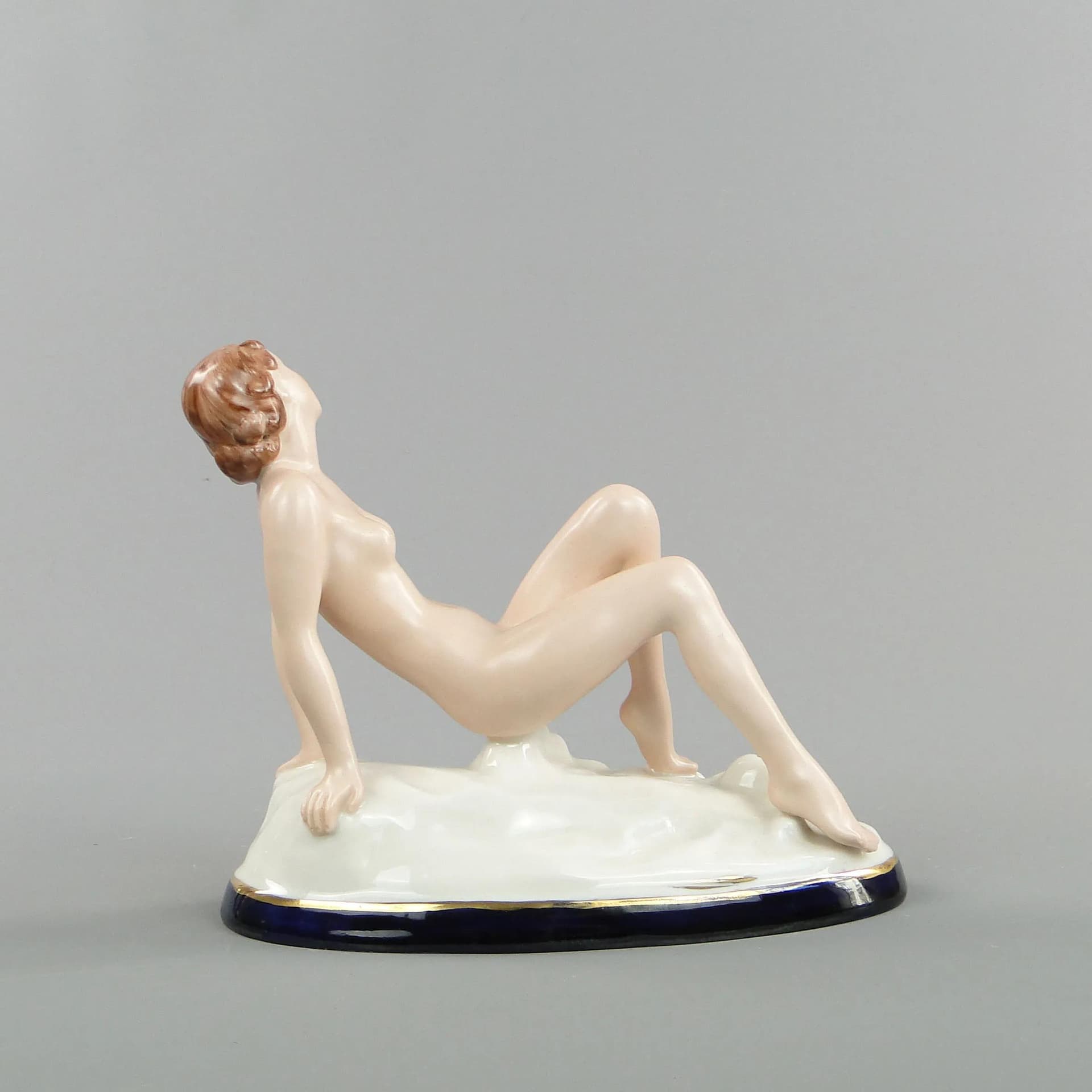 Figura kobieca Art déco, porcelana malowana, proj. E. Storbach, Royal Dux Bohemia, Czechy, lata 40. - 10810