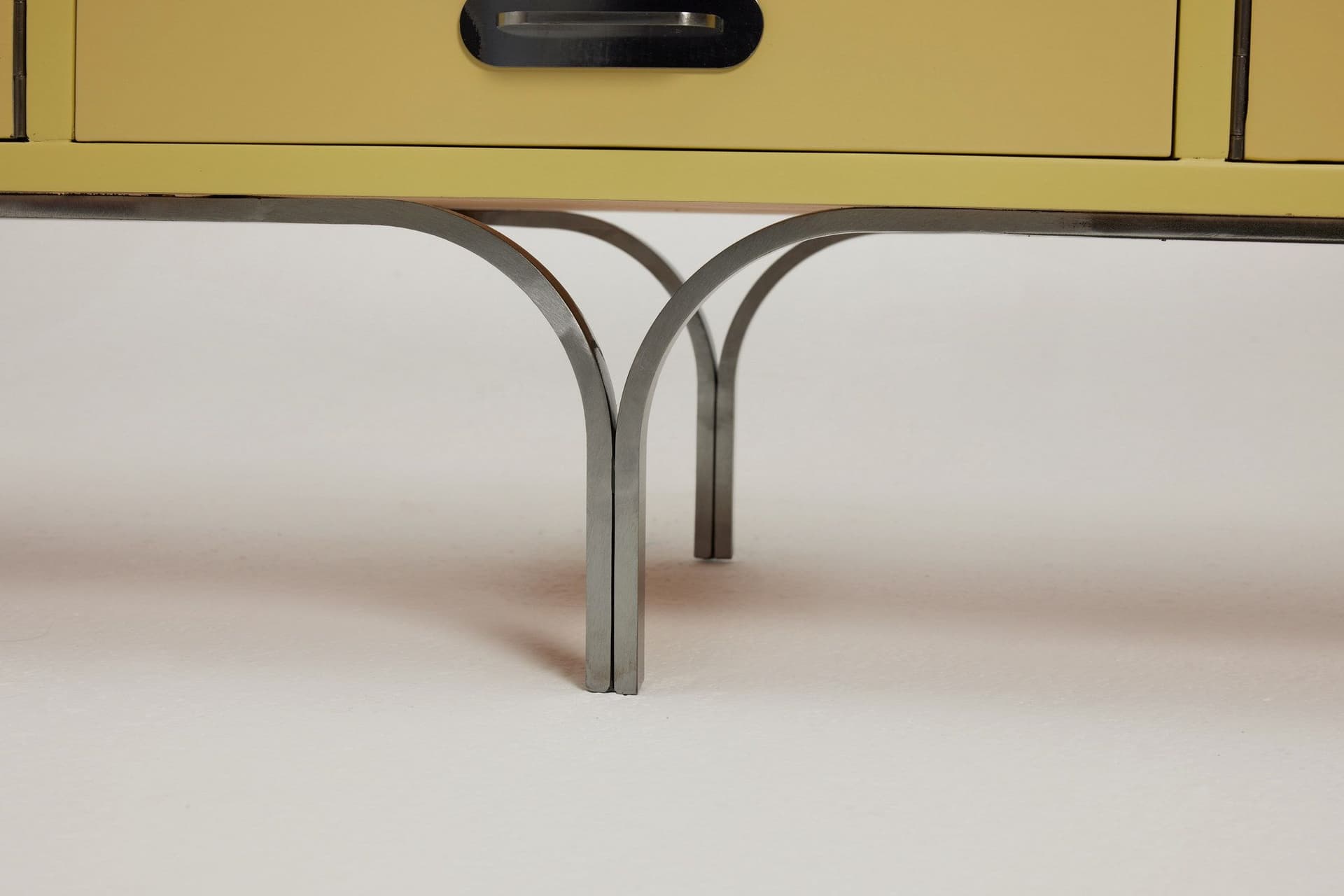 Komoda, pastelowy żółty, drewno lakierowane, stal czarna, Niemcy, lata 60. - 167920