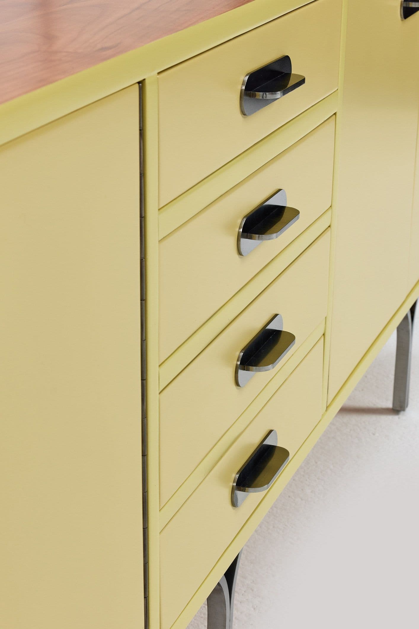 Komoda, pastelowy żółty, drewno lakierowane, stal czarna, Niemcy, lata 60. - 167919