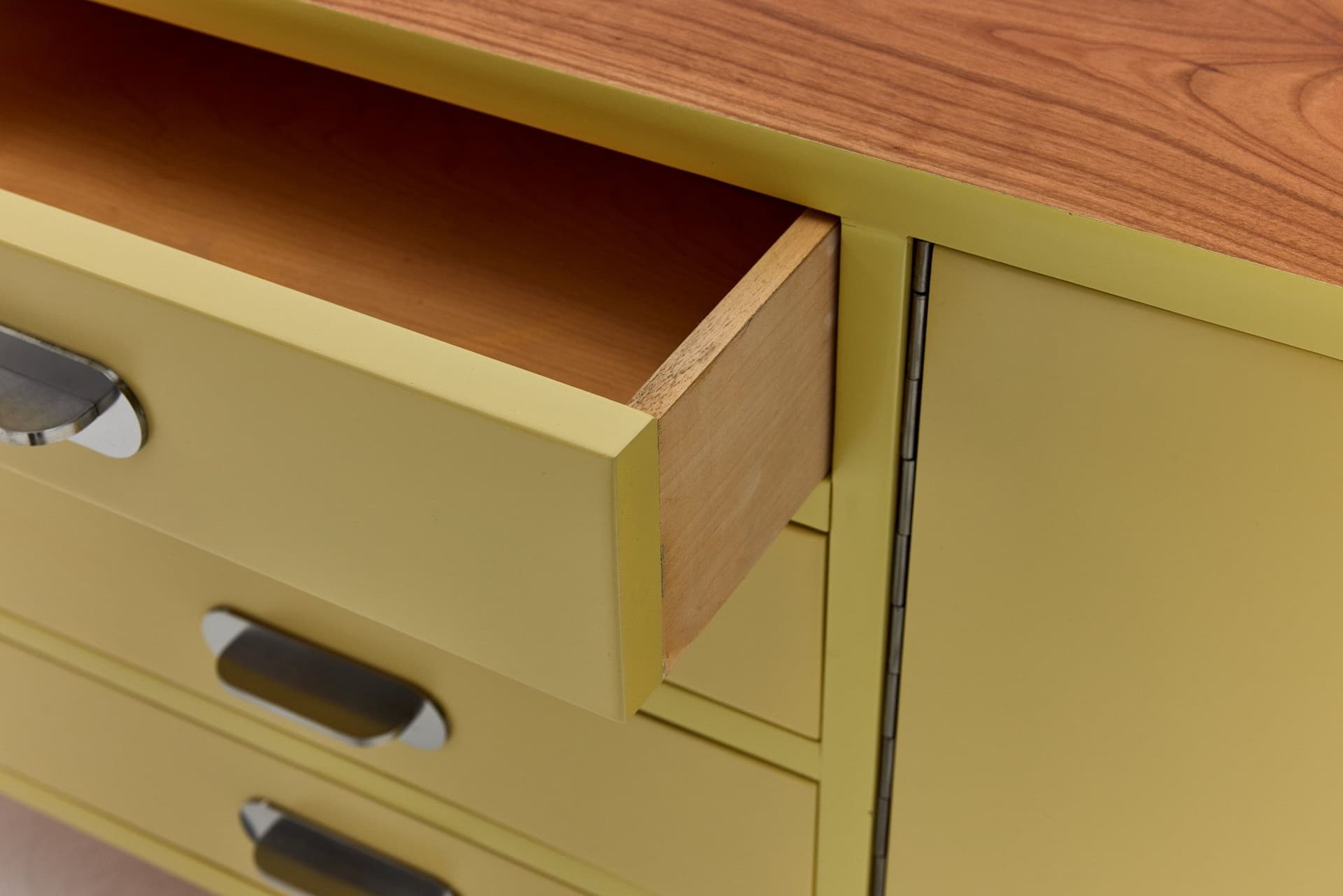 Komoda, pastelowy żółty, drewno lakierowane, stal czarna, Niemcy, lata 60. - 167928