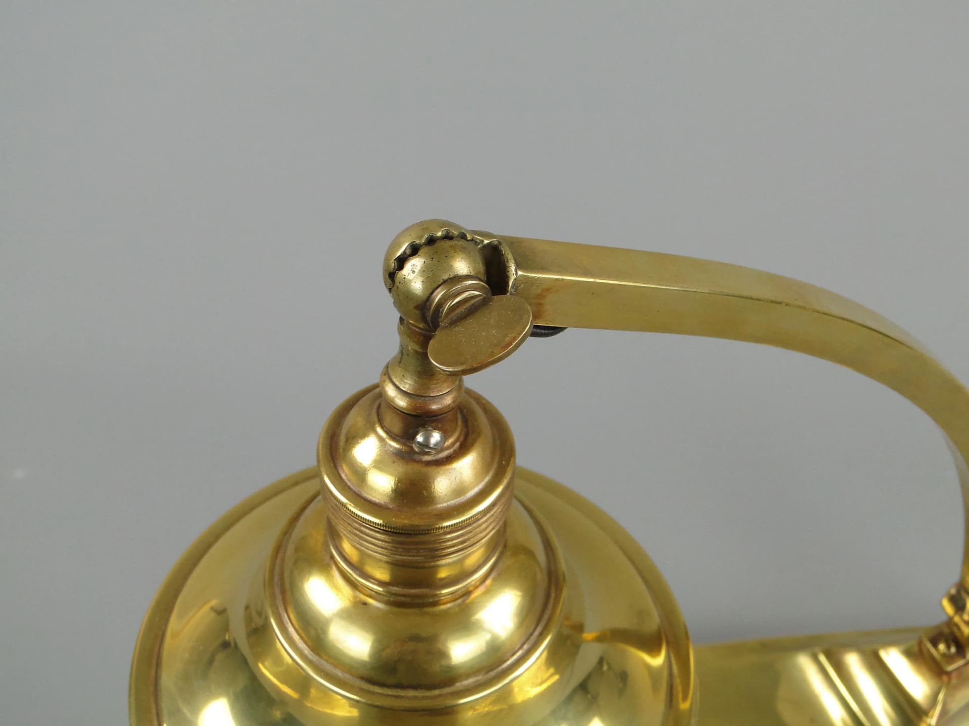 Lampa biurkowa secesyjna, złocista, mosiądz, Szwecja, lata 10. - 10929