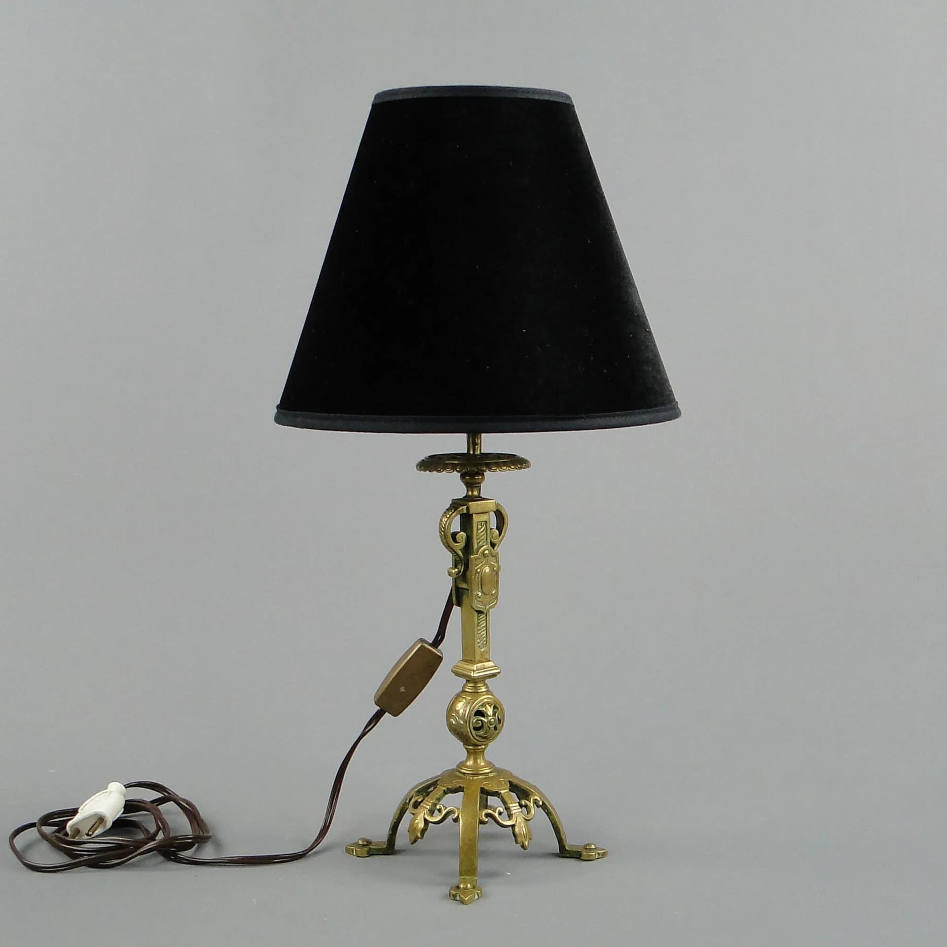 Lampa stołowa Celtic Revival, czarny velvet, brąz złocony, Szwecja, lata 20. - 10893