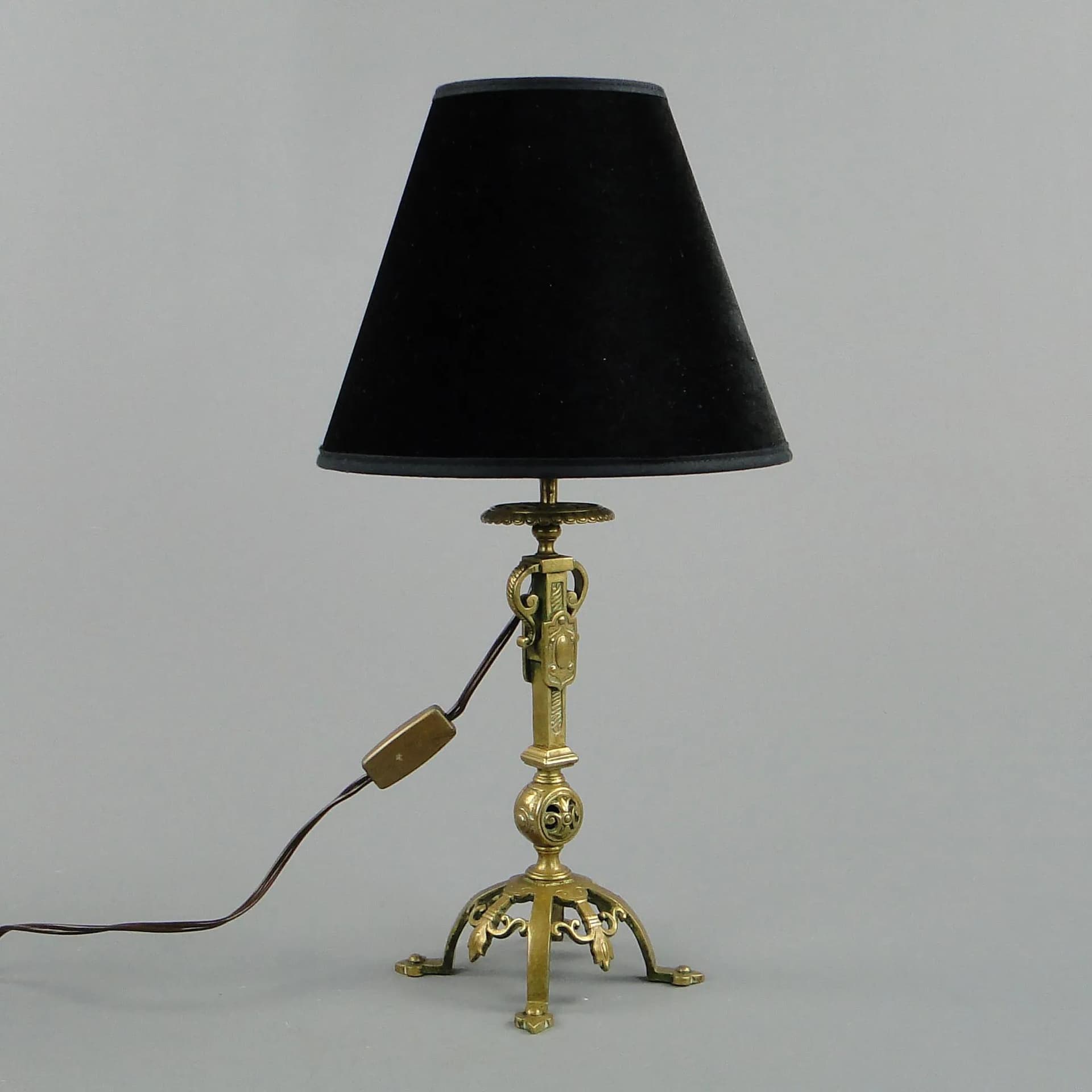 Lampa stołowa Celtic Revival, czarny velvet, brąz złocony, Szwecja, lata 20. - 10895