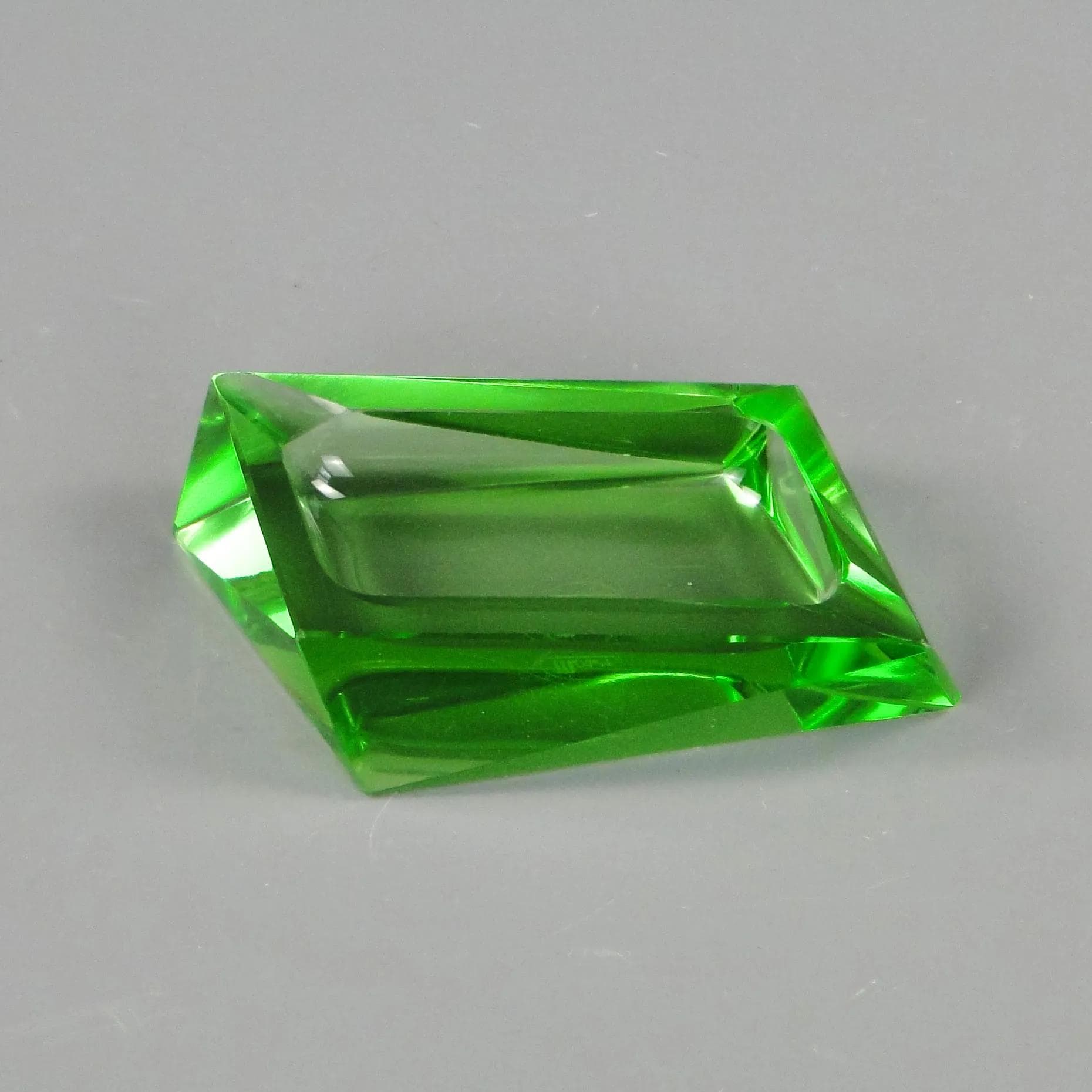 Popielniczka Art Deco, kryształ zielony, Moser, Czechy, lata 30. - 10988