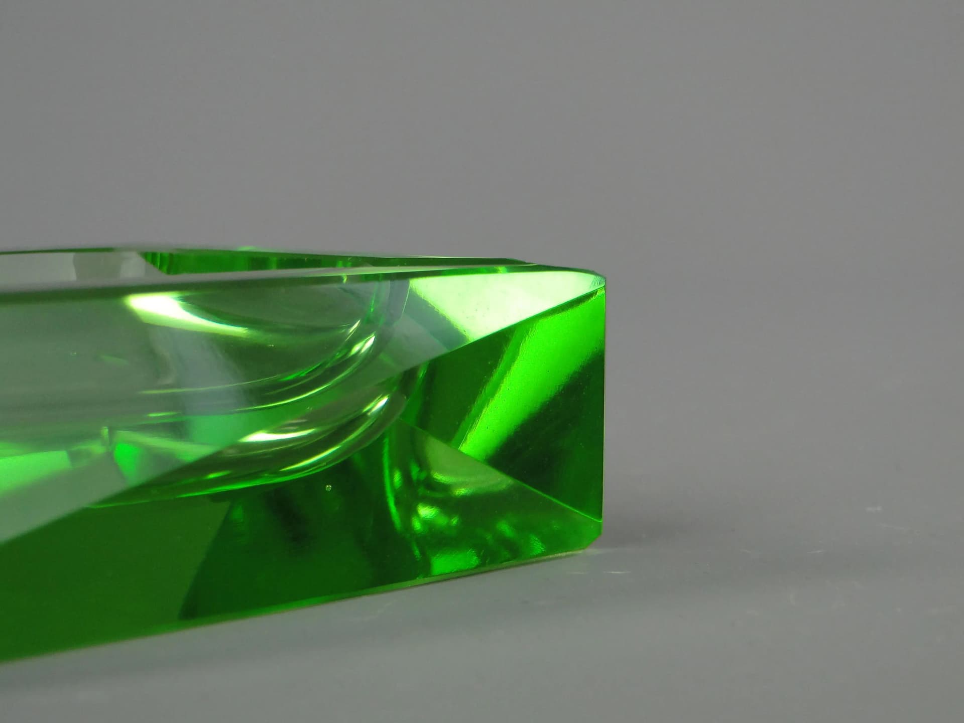 Popielniczka Art Deco, kryształ zielony, Moser, Czechy, lata 30. - 10995