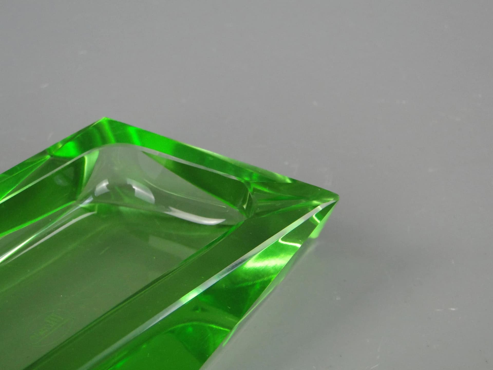 Popielniczka Art Deco, kryształ zielony, Moser, Czechy, lata 30. - 10992