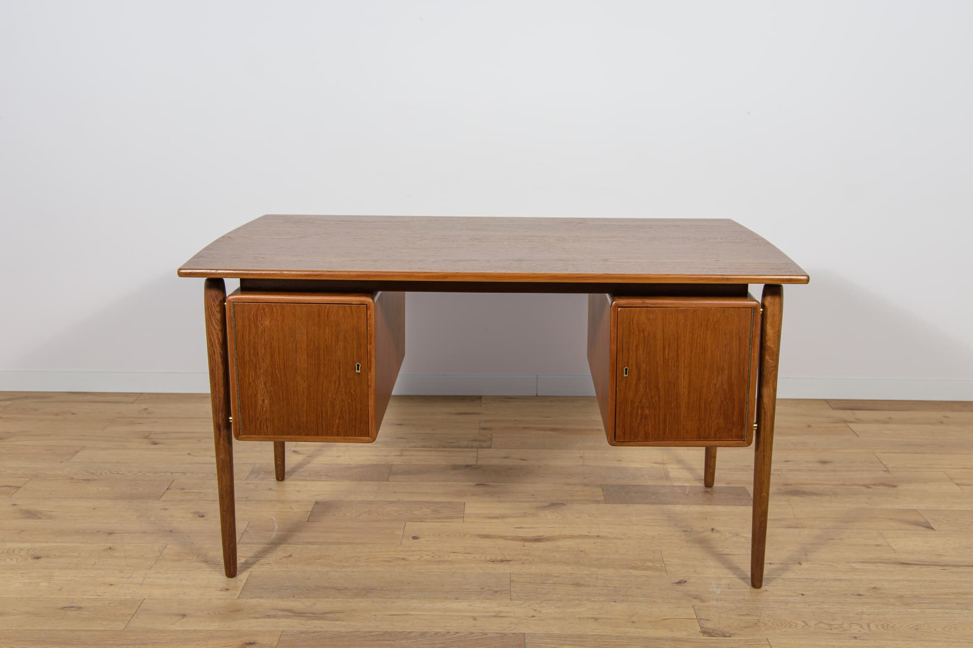 Biurko wolnostojące, dąb brązowy jasny, Dania, lata 60. - 168720