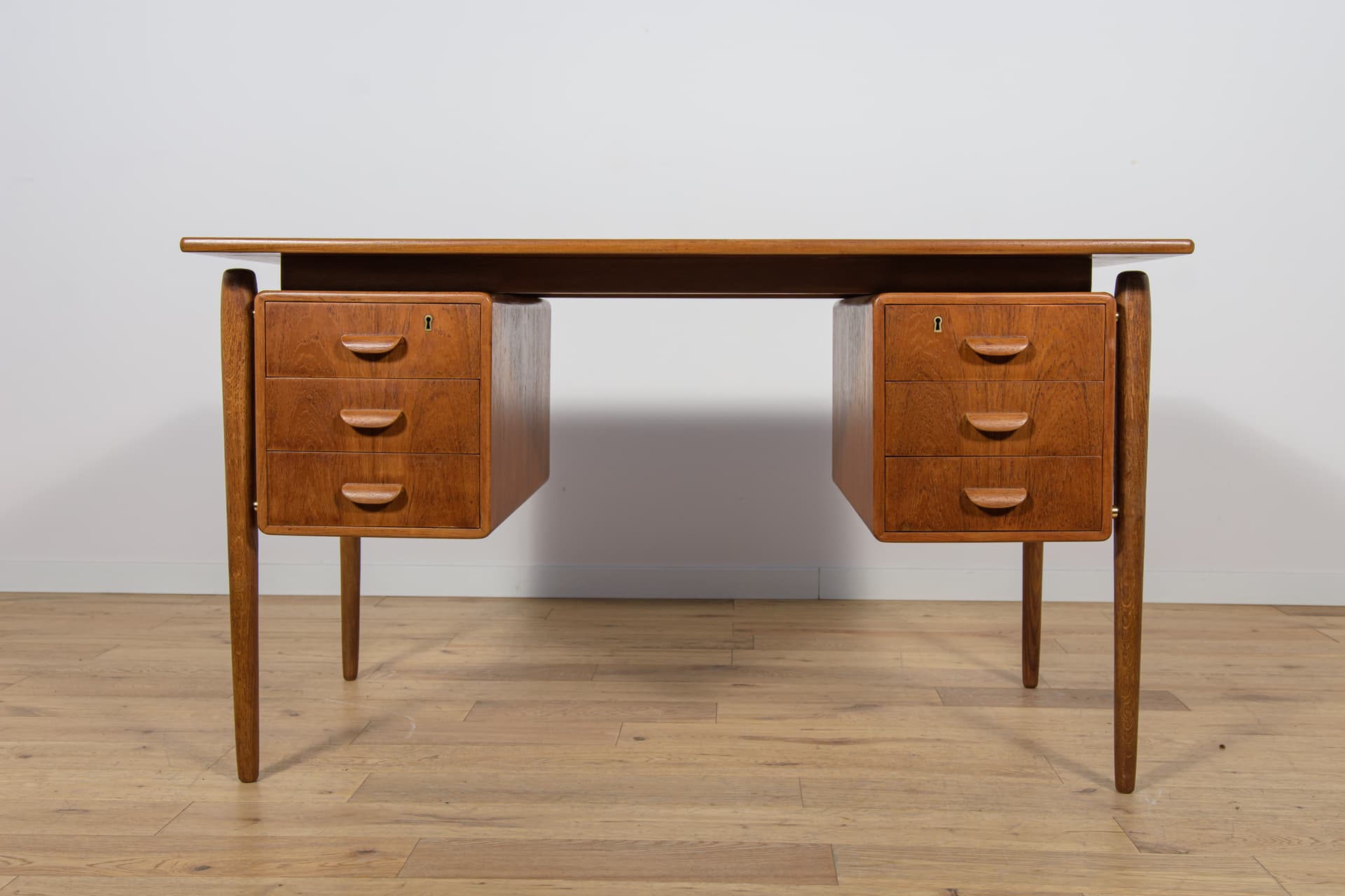 Biurko wolnostojące, dąb brązowy jasny, Dania, lata 60. - 168716