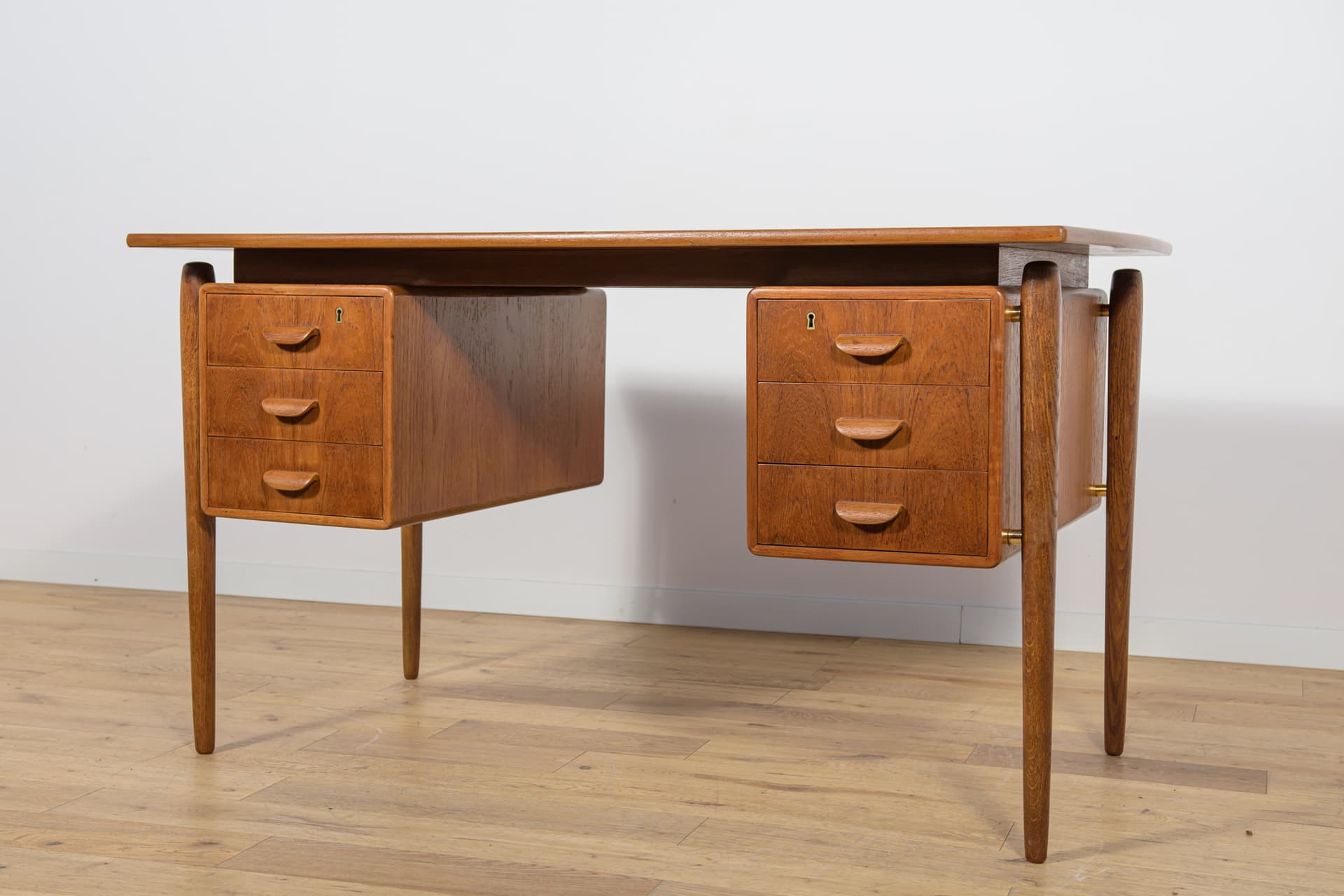 Biurko wolnostojące, dąb brązowy jasny, Dania, lata 60. - 168717