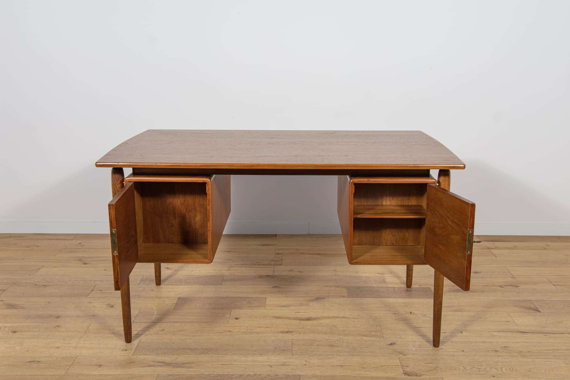 Biurko wolnostojące, dąb brązowy jasny, Dania, lata 60. - 168725