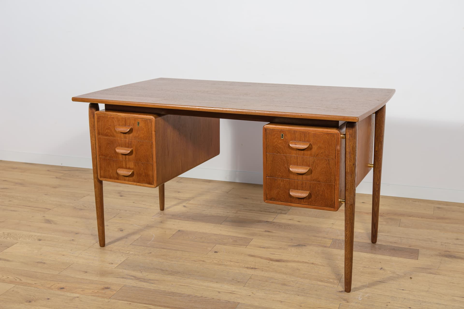 Biurko wolnostojące, dąb brązowy jasny, Dania, lata 60. - 168713