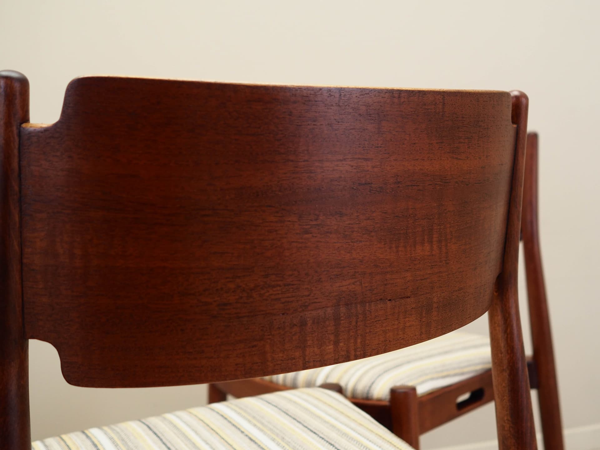 komplet czterech krzeseł, teak, mahoń brąz jasny, tkanina beżowa, Dania, lata 70. - 168837