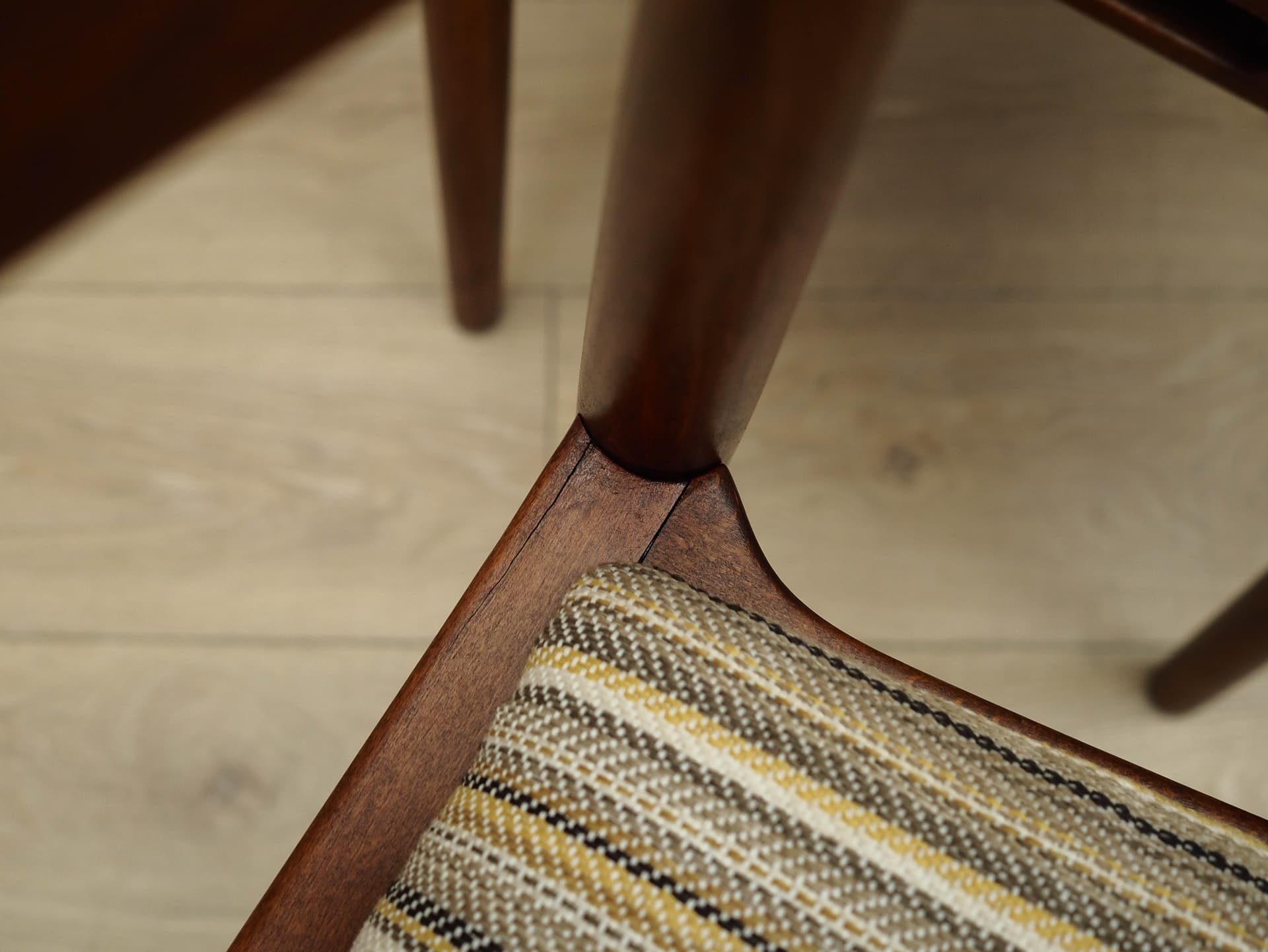 komplet czterech krzeseł, teak, mahoń brąz jasny, tkanina beżowa, Dania, lata 70. - 168834