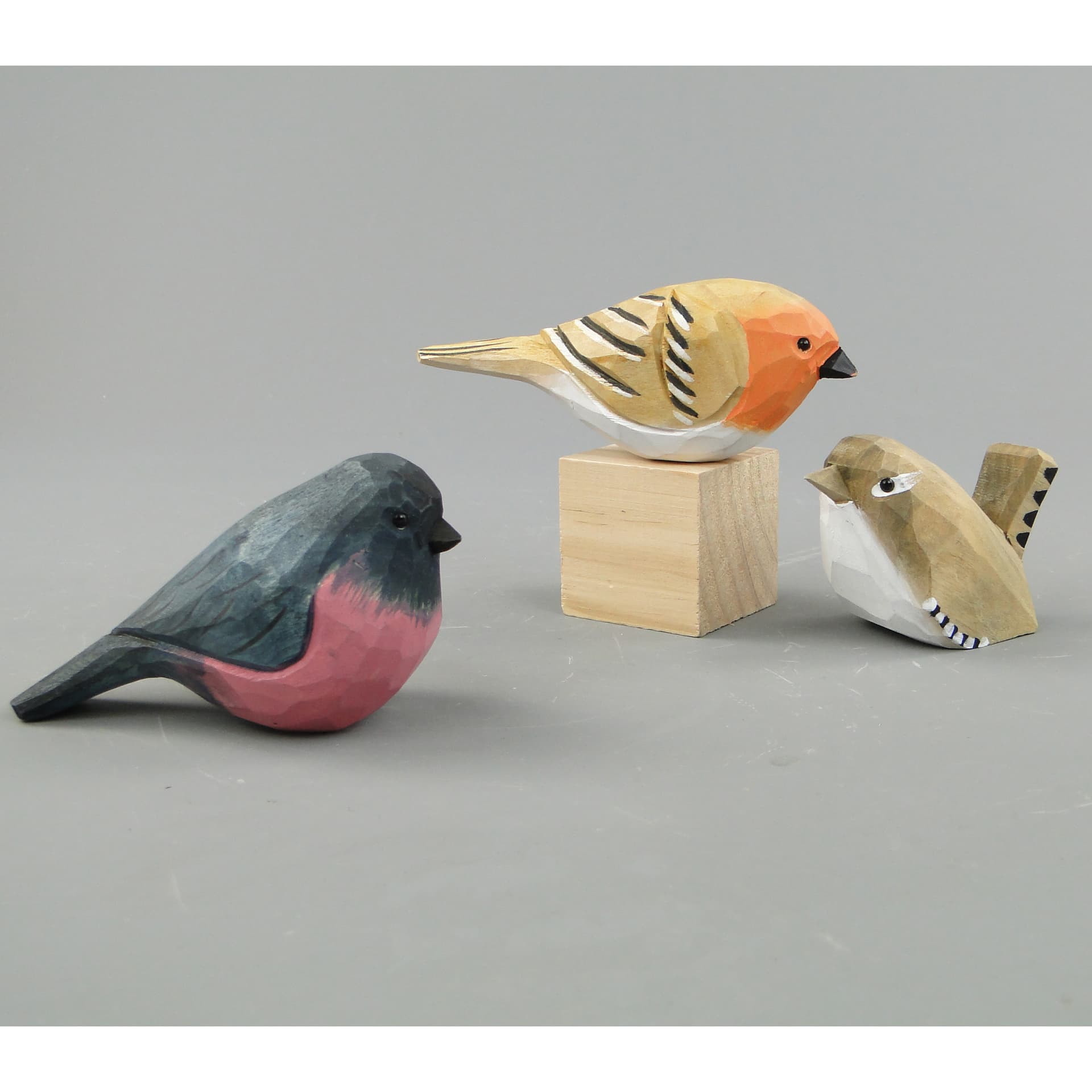 Zestaw trzech figurek ptaków folk, drewno polichromowane wielokolorowe, 21. wiek - 169008