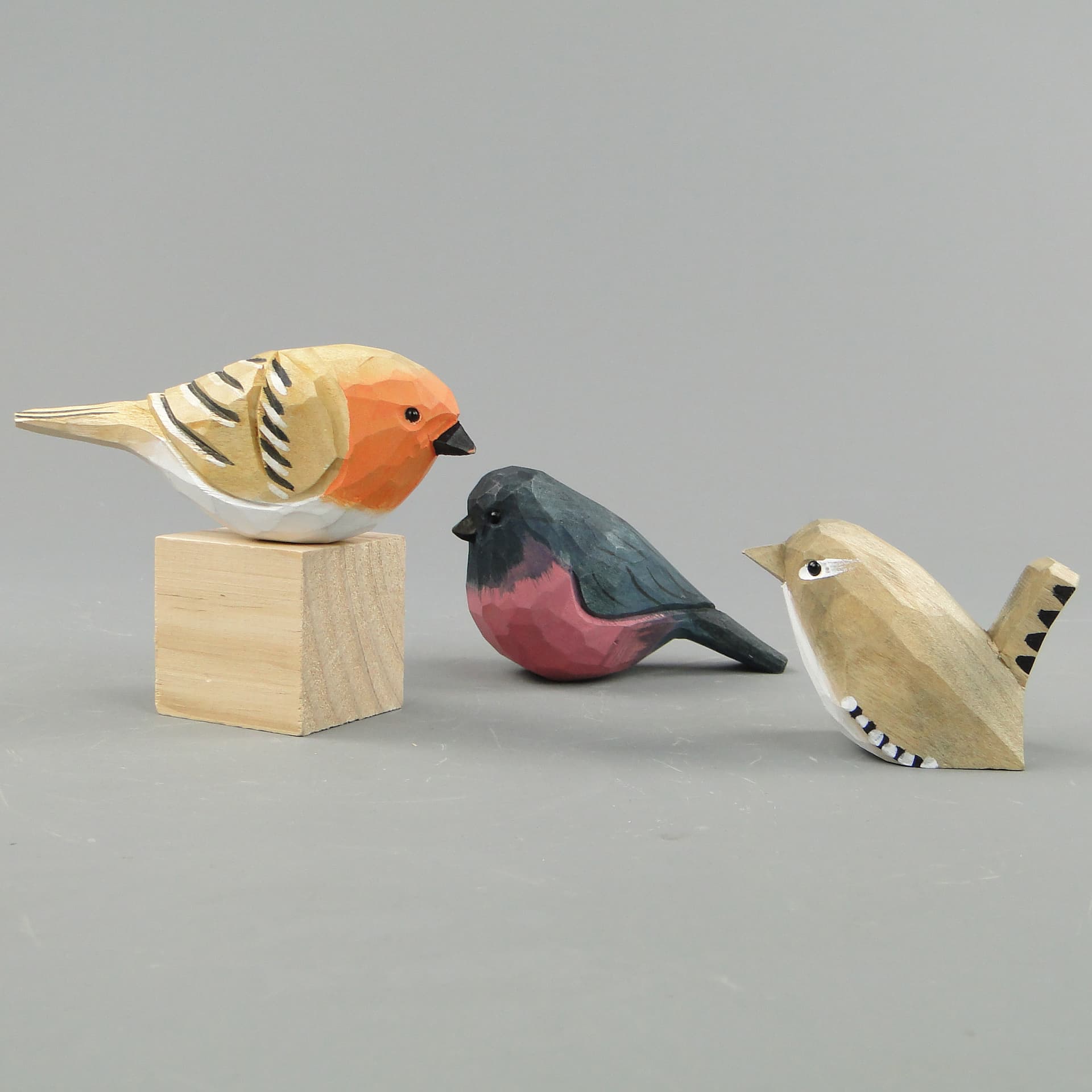 Zestaw trzech figurek ptaków folk, drewno polichromowane wielokolorowe, 21. wiek - 169009
