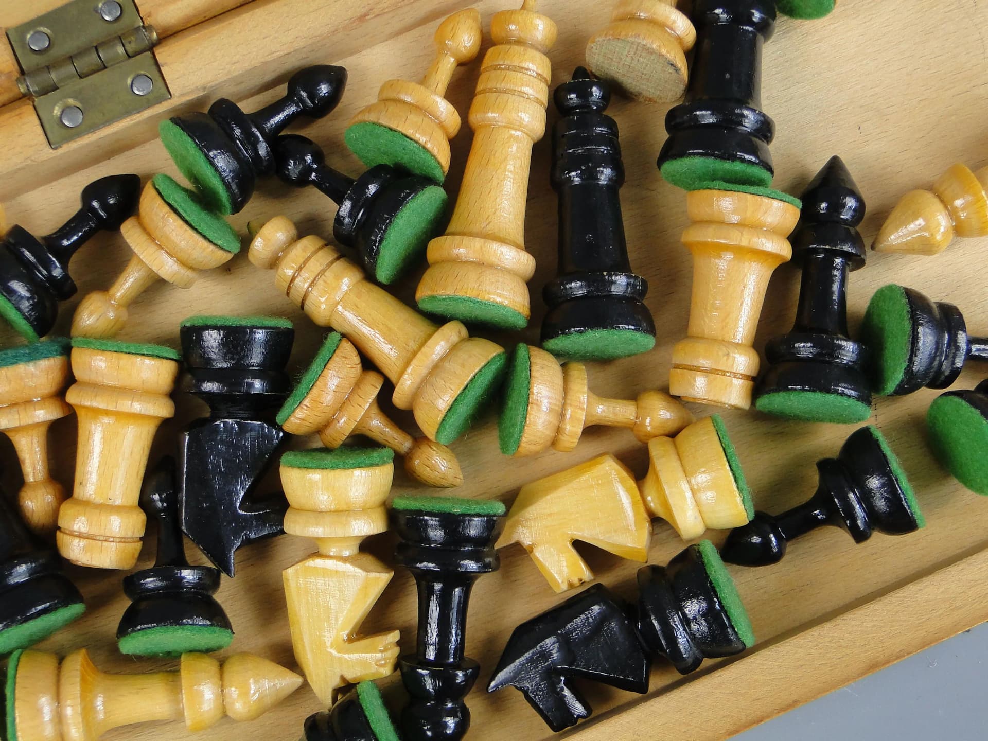 Komplet szachów, drewno brązowy jasny, Polska, lata 60. - 11216