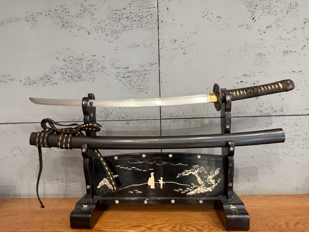 Miecz katana Echizen Kuni ju Masatoshi, czarny, żelazo lakierowane drewno, Japonia, XVII w. - 169456