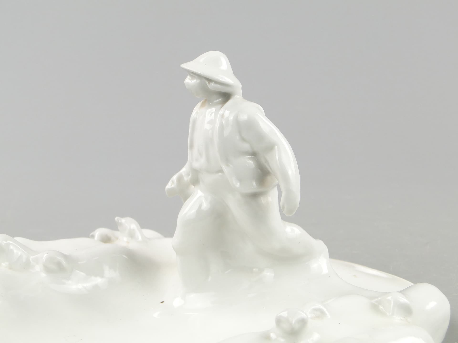 Wizytownik Juhas na hali, porcelana biała, proj. F. Kalfas, Ćmielów, Polska, lata 40. - 169717