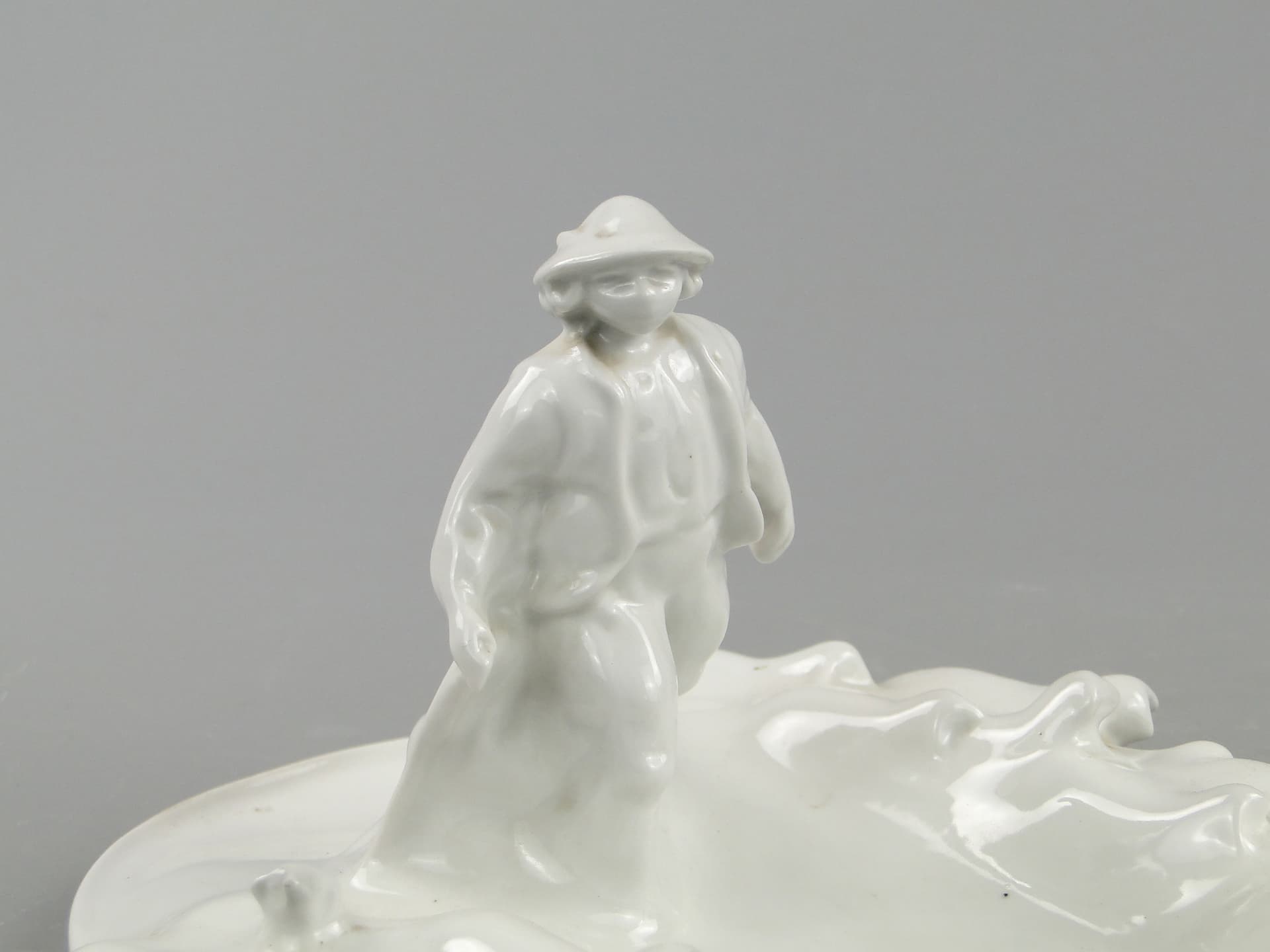 Wizytownik Juhas na hali, porcelana biała, proj. F. Kalfas, Ćmielów, Polska, lata 40. - 169721