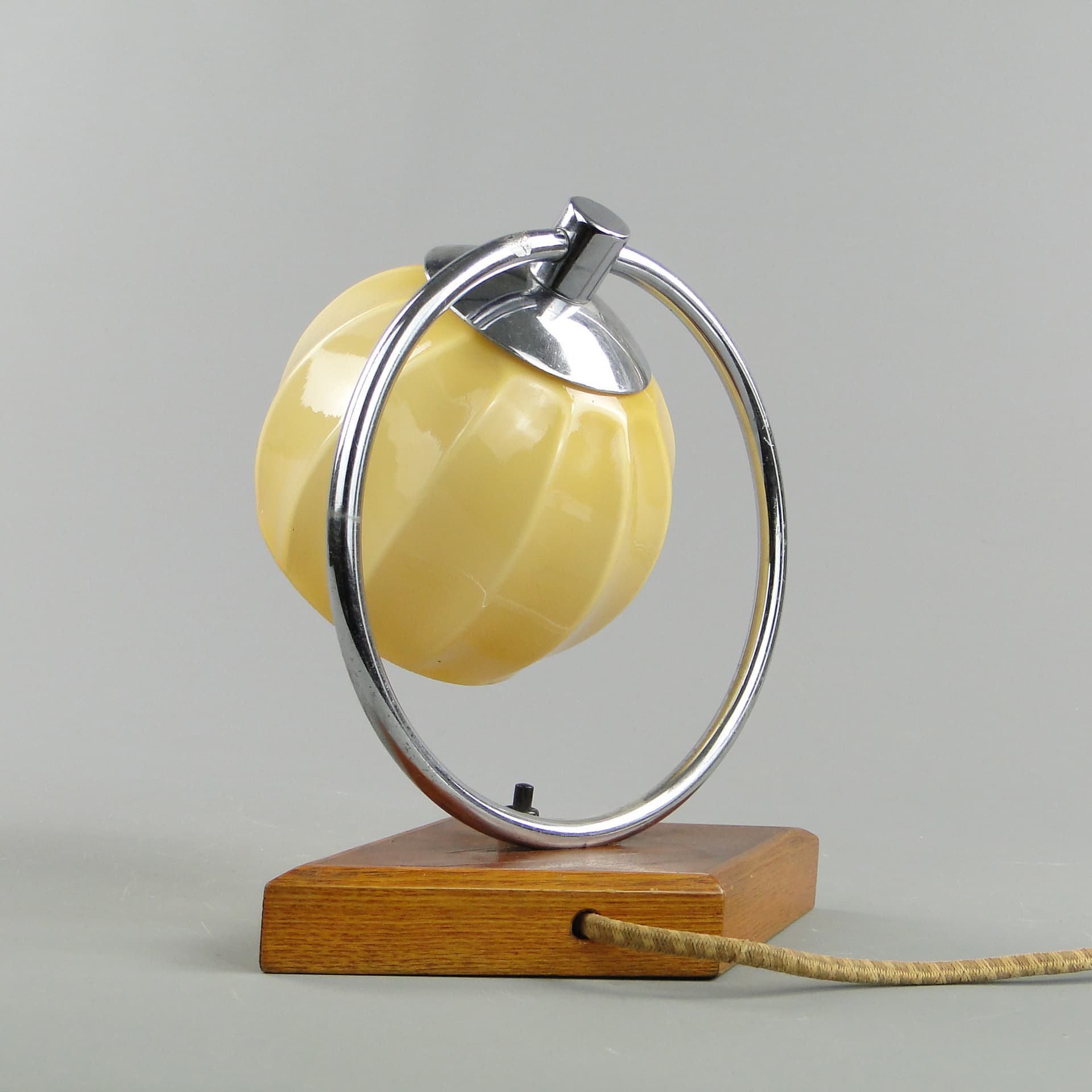 Lampa nocna Art déco, szkło kość słoniowa, mahoń, stal niklowana, Polska, lata 30. - 169758