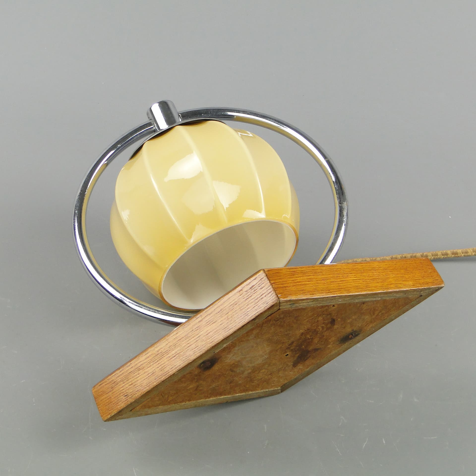 Lampa nocna Art déco, szkło kość słoniowa, mahoń, stal niklowana, Polska, lata 30. - 169753