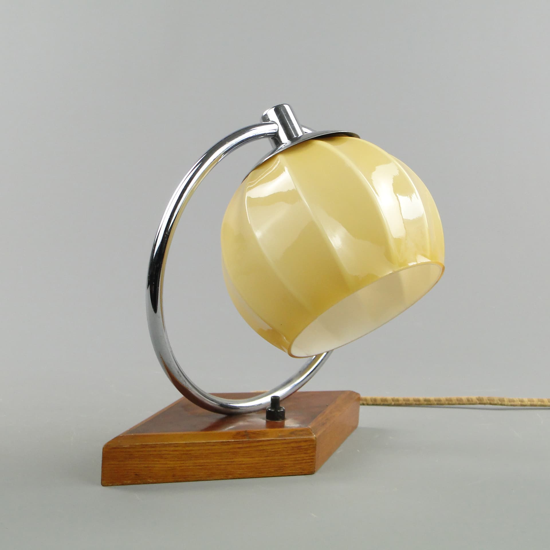 Lampa nocna Art déco, szkło kość słoniowa, mahoń, stal niklowana, Polska, lata 30. - 169757