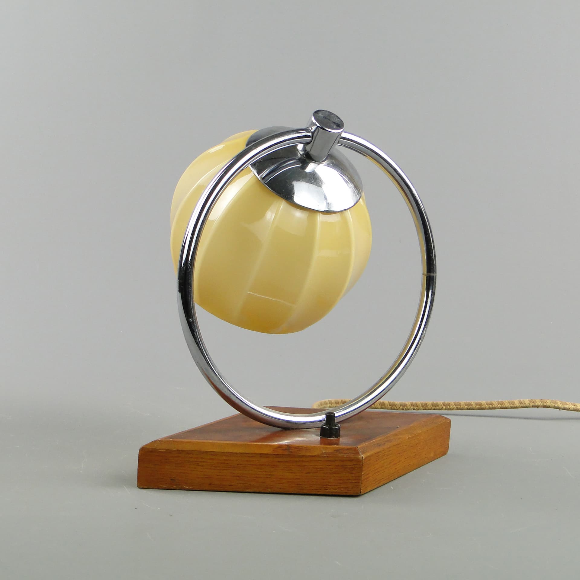 Lampa nocna Art déco, szkło kość słoniowa, mahoń, stal niklowana, Polska, lata 30. - 169760