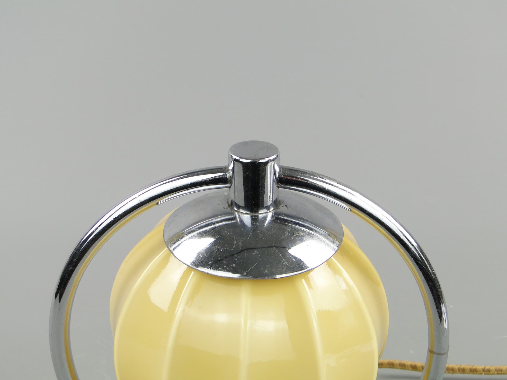 Lampa nocna Art déco, szkło kość słoniowa, mahoń, stal niklowana, Polska, lata 30. - 169756