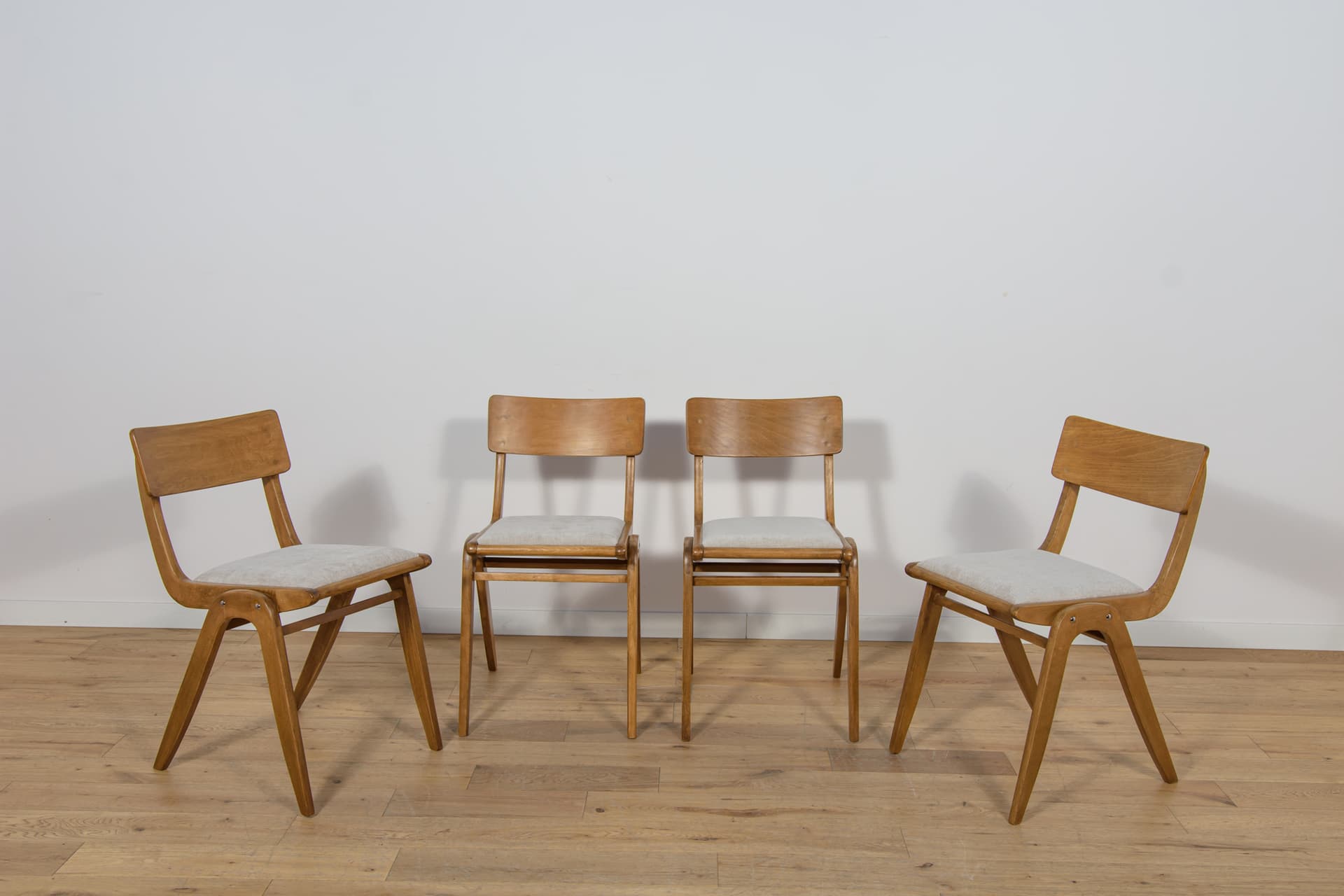 Komplet czterech krzeseł Bumerang typ 229XB, dąb jasnobrązowy, tkanina szara, Polska, lata 60. - 170062