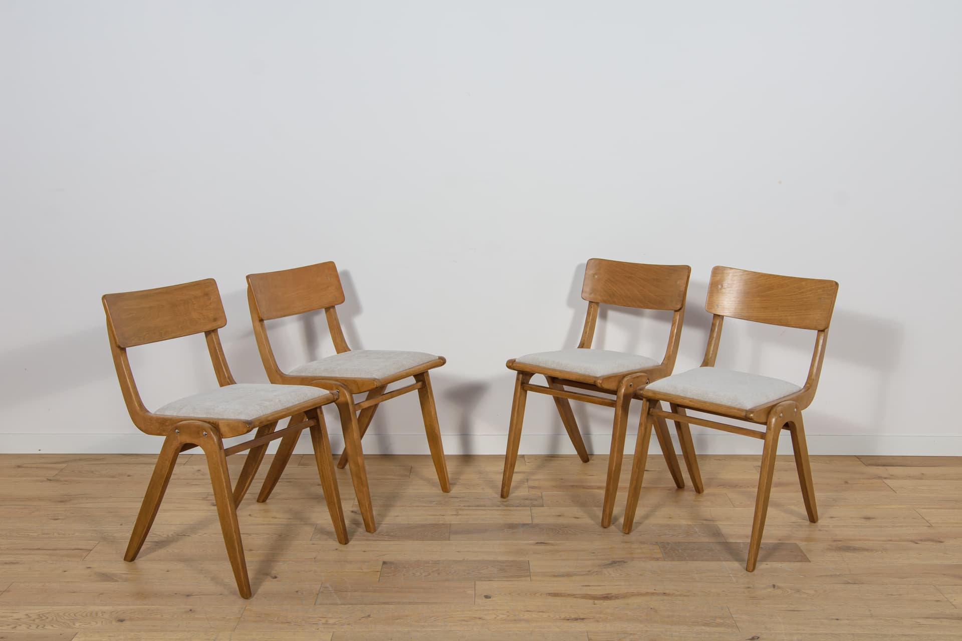 Komplet czterech krzeseł Bumerang typ 229XB, dąb jasnobrązowy, tkanina szara, Polska, lata 60. - 170064