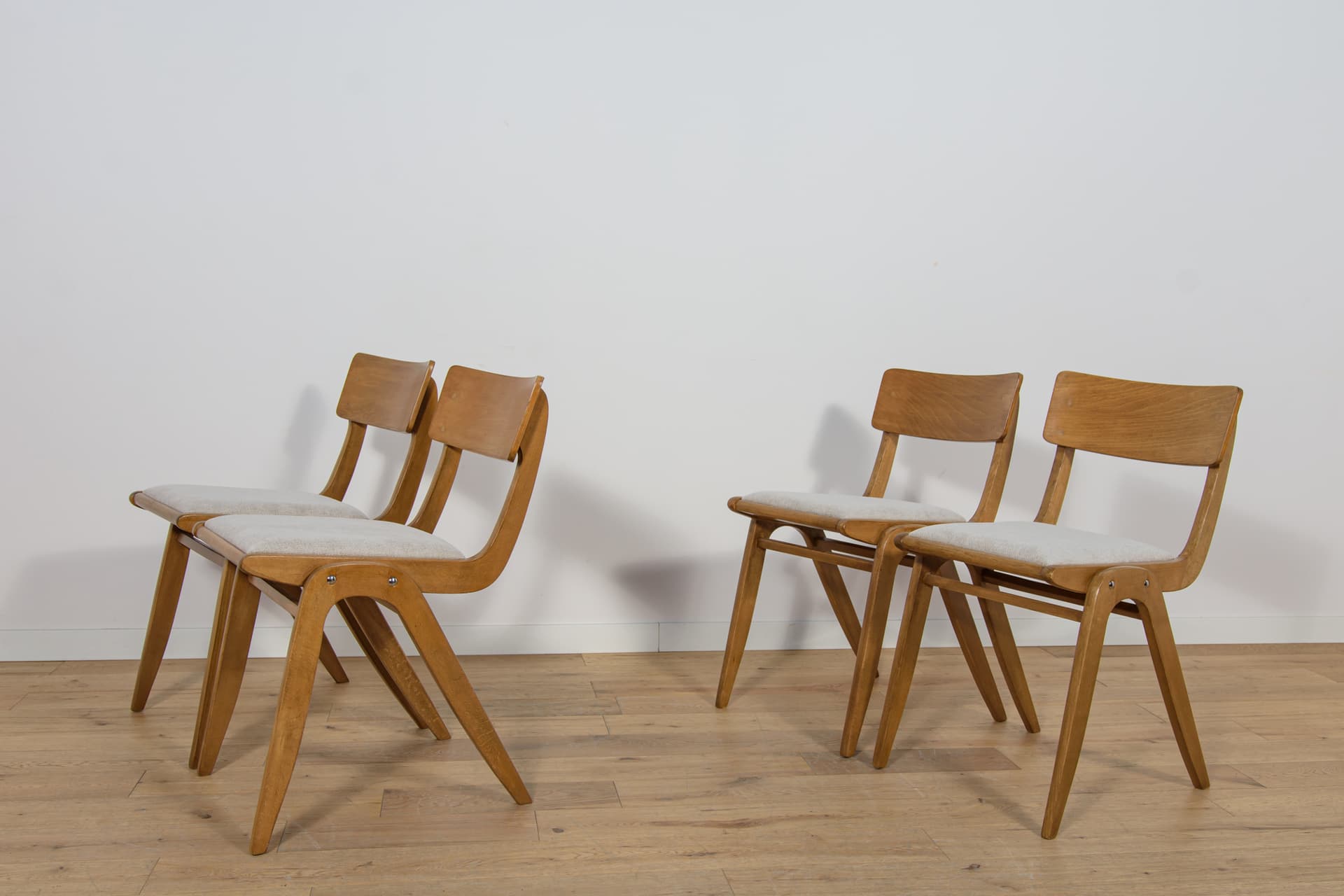 Komplet czterech krzeseł Bumerang typ 229XB, dąb jasnobrązowy, tkanina szara, Polska, lata 60. - 170066