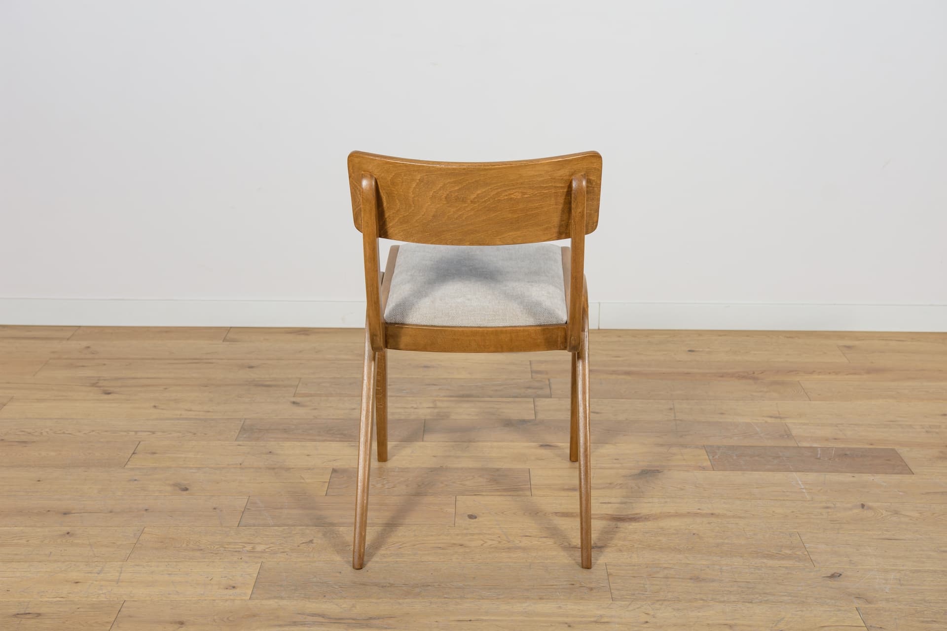 Komplet czterech krzeseł Bumerang typ 229XB, dąb jasnobrązowy, tkanina szara, Polska, lata 60. - 170072