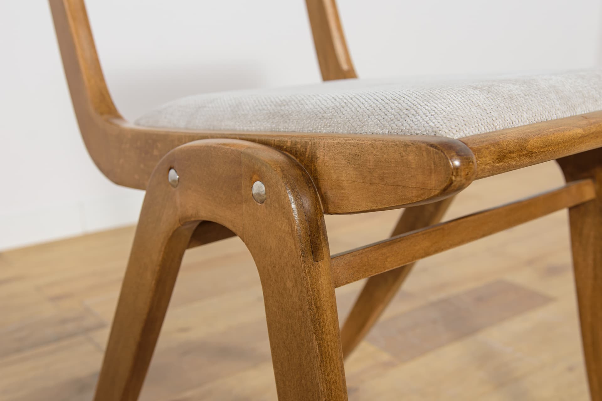 Komplet czterech krzeseł Bumerang typ 229XB, dąb jasnobrązowy, tkanina szara, Polska, lata 60. - 170074