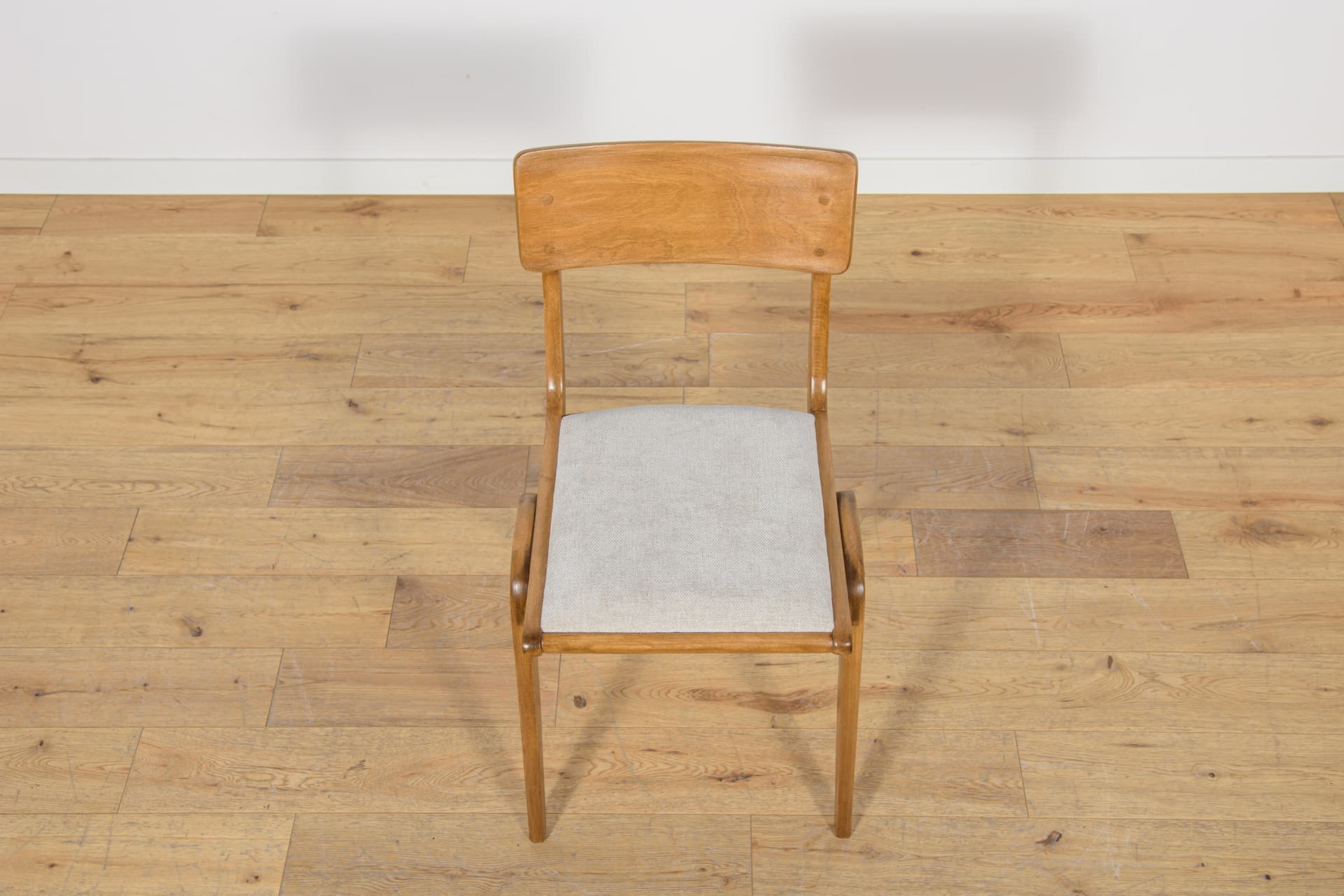 Komplet czterech krzeseł Bumerang typ 229XB, dąb jasnobrązowy, tkanina szara, Polska, lata 60. - 170071