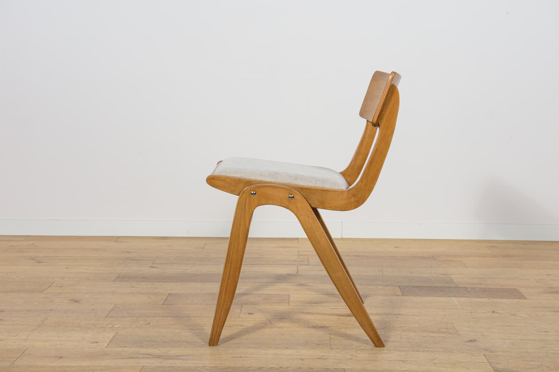 Komplet czterech krzeseł Bumerang typ 229XB, dąb jasnobrązowy, tkanina szara, Polska, lata 60. - 170067