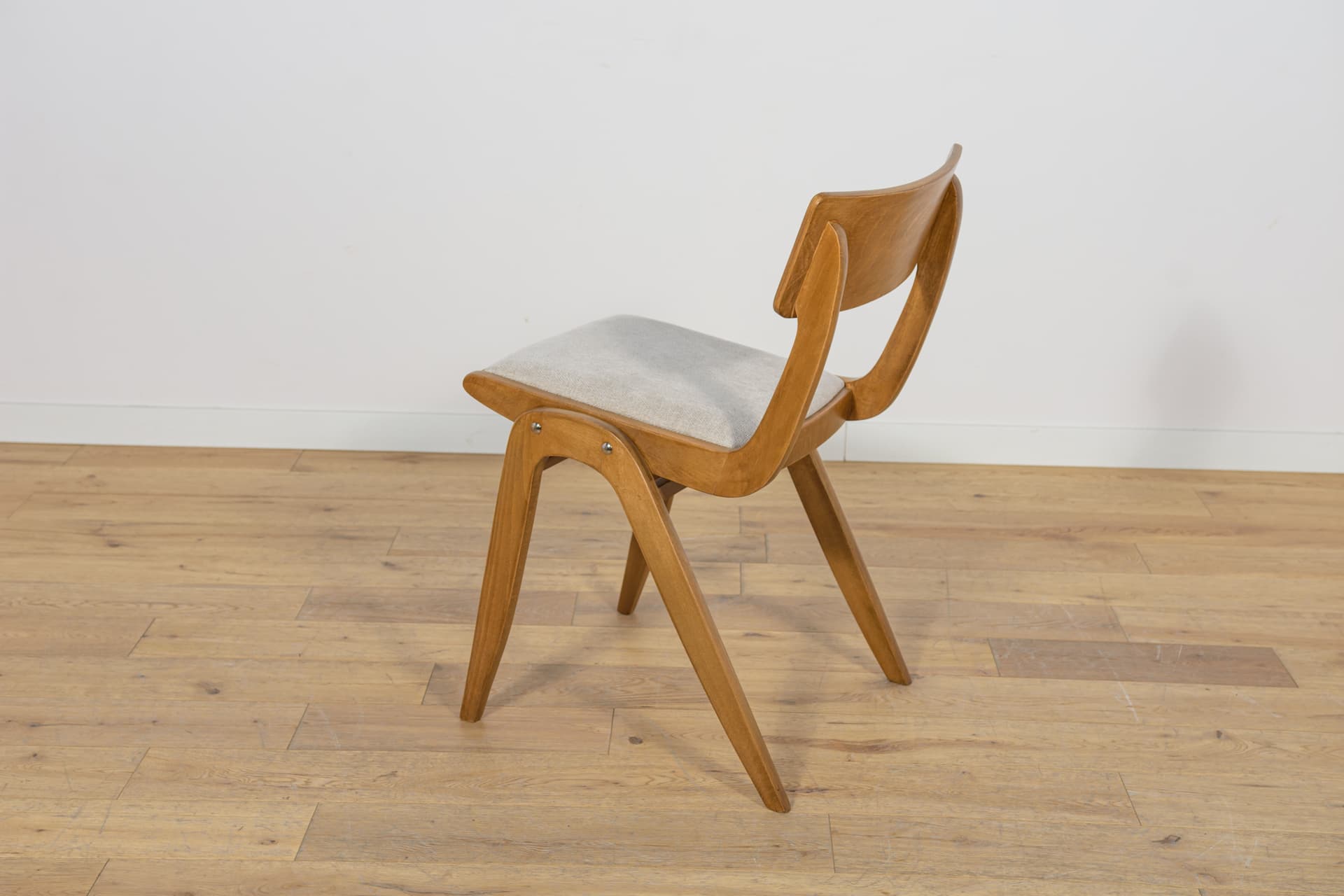 Komplet czterech krzeseł Bumerang typ 229XB, dąb jasnobrązowy, tkanina szara, Polska, lata 60. - 170070