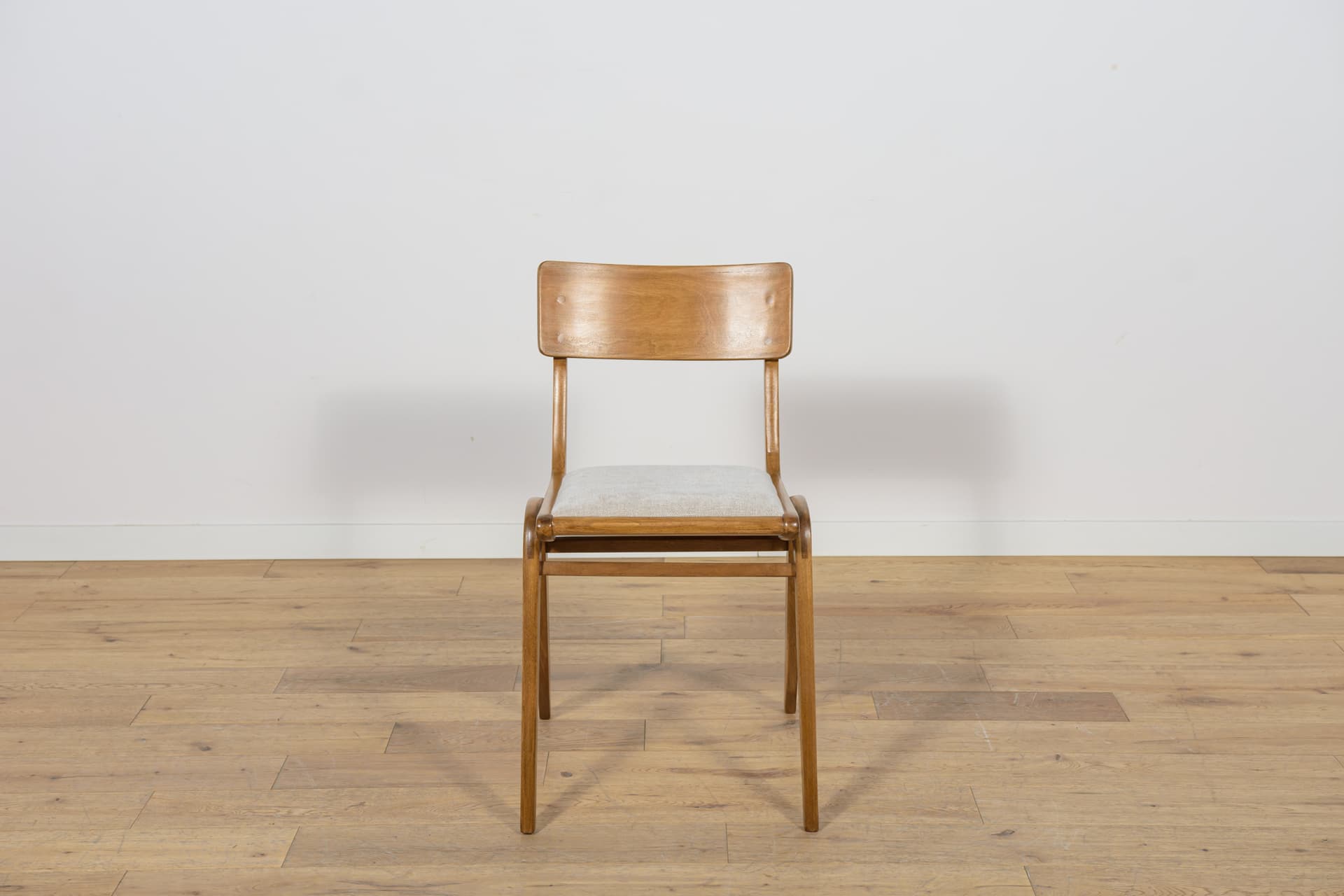 Komplet czterech krzeseł Bumerang typ 229XB, dąb jasnobrązowy, tkanina szara, Polska, lata 60. - 170068