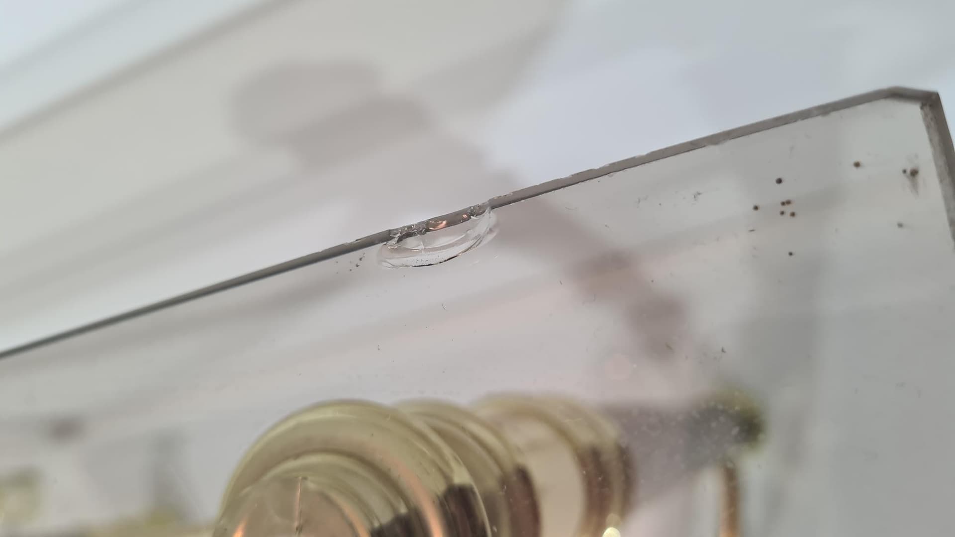 Para stolików bocznych Hollywood Regency, szkło dymione, mosiądz złoty, stal chromowana srebrna, Włochy, lata 70. - 170109