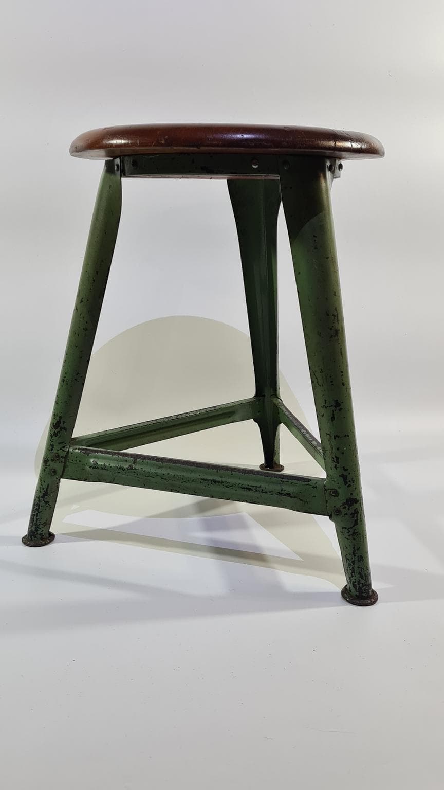 Stołek industrialny, drewno ciemnobrązowe, metal zielony, Niemcy, lata 50. - 170114