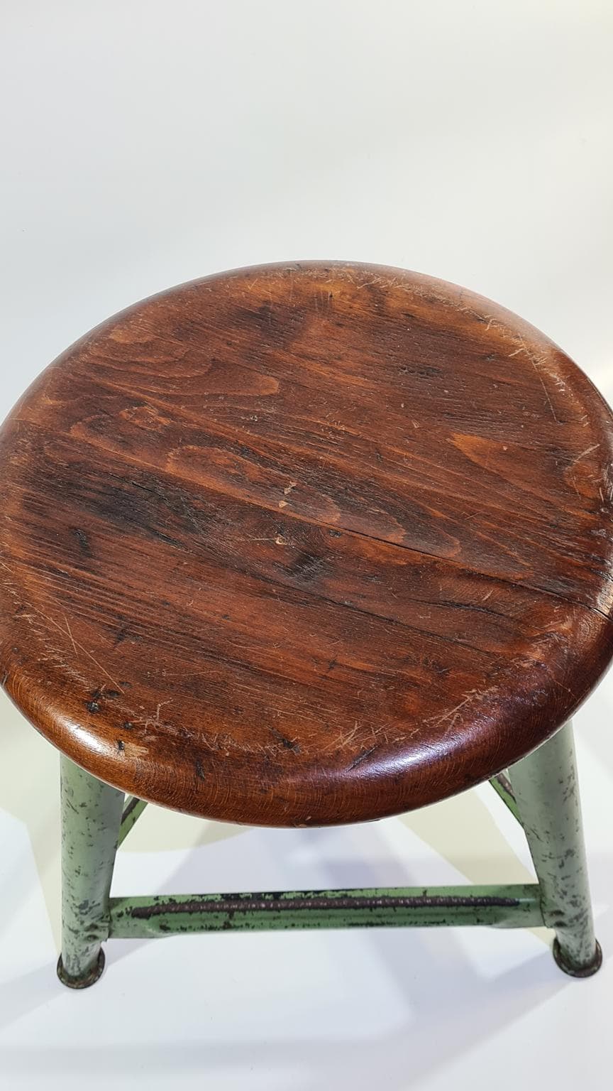 Stołek industrialny, drewno ciemnobrązowe, metal zielony, Niemcy, lata 50. - 170117