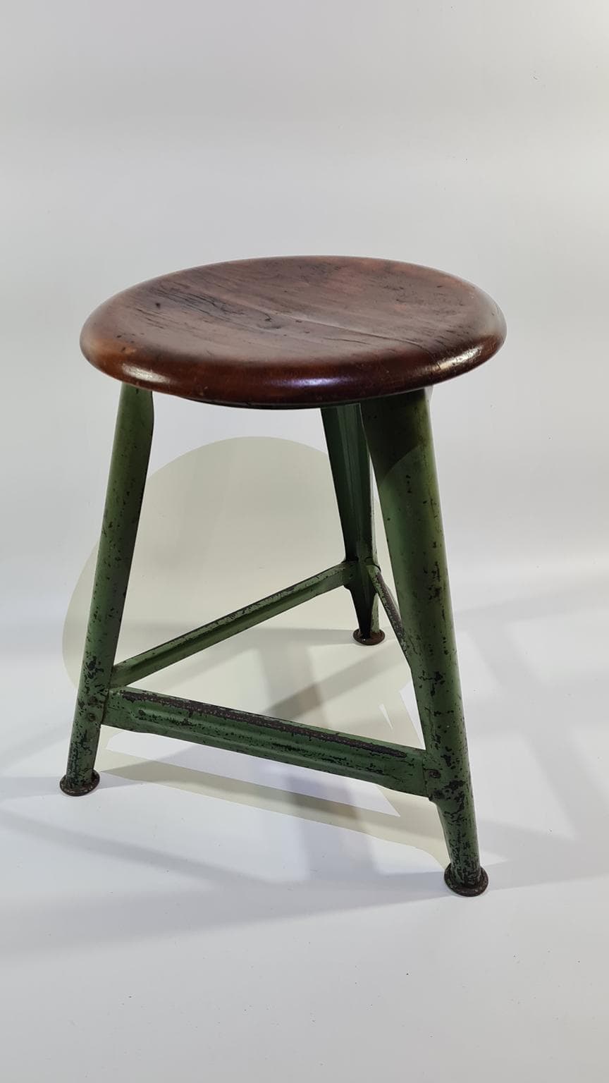 Stołek industrialny, drewno ciemnobrązowe, metal zielony, Niemcy, lata 50. - 170115